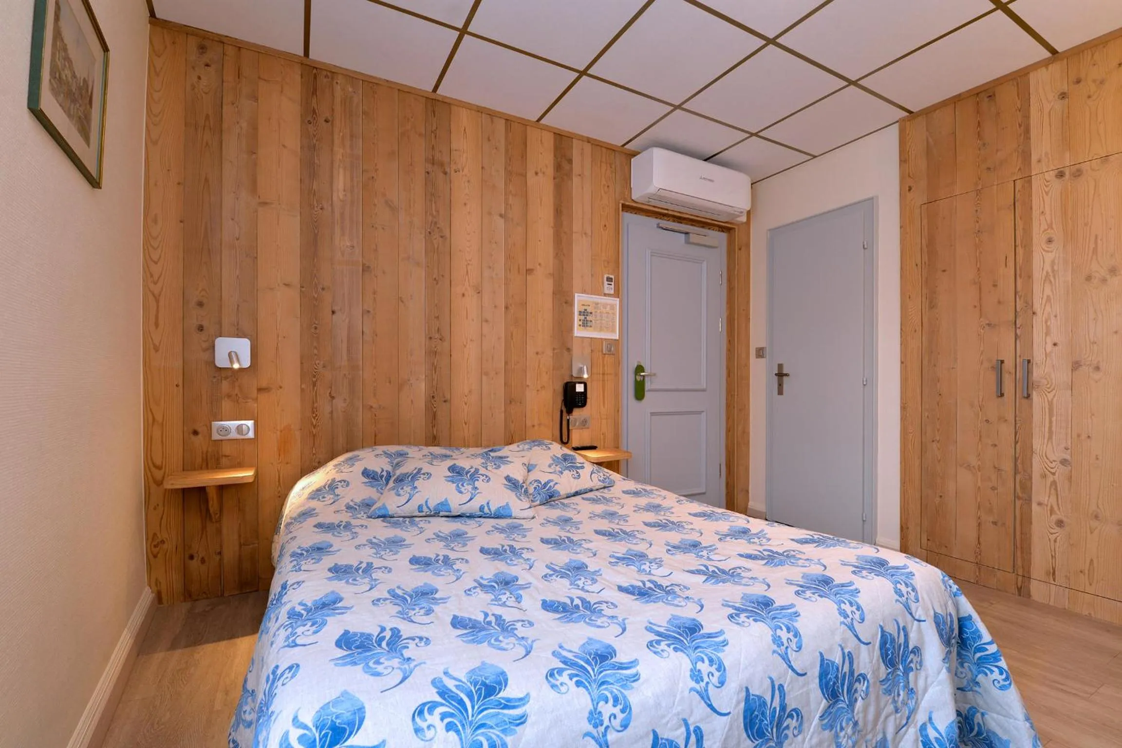 Photo of the whole room, Bed in Hotel Restaurant Dontenville