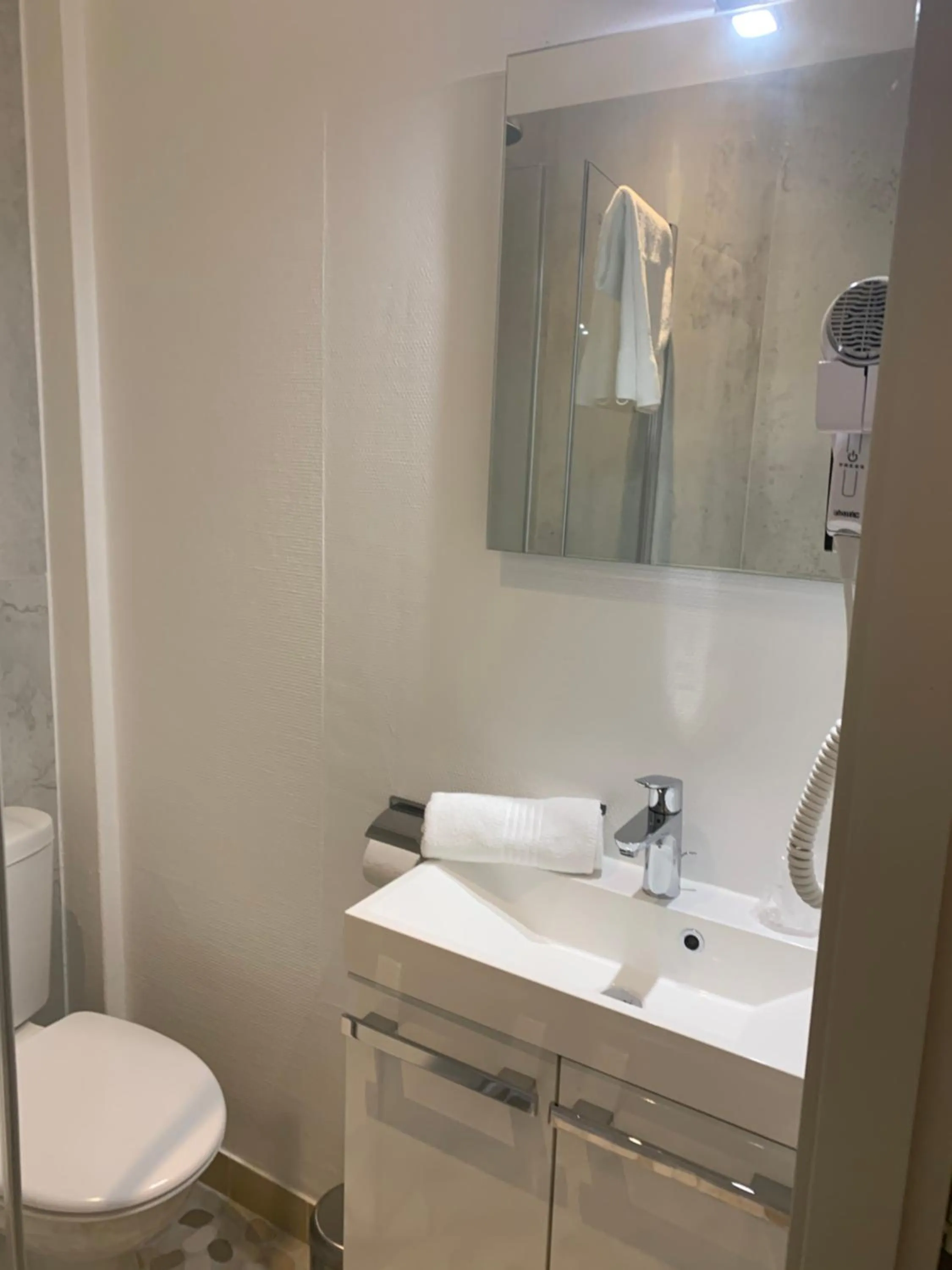 Bathroom in Hotel Restaurant Dontenville