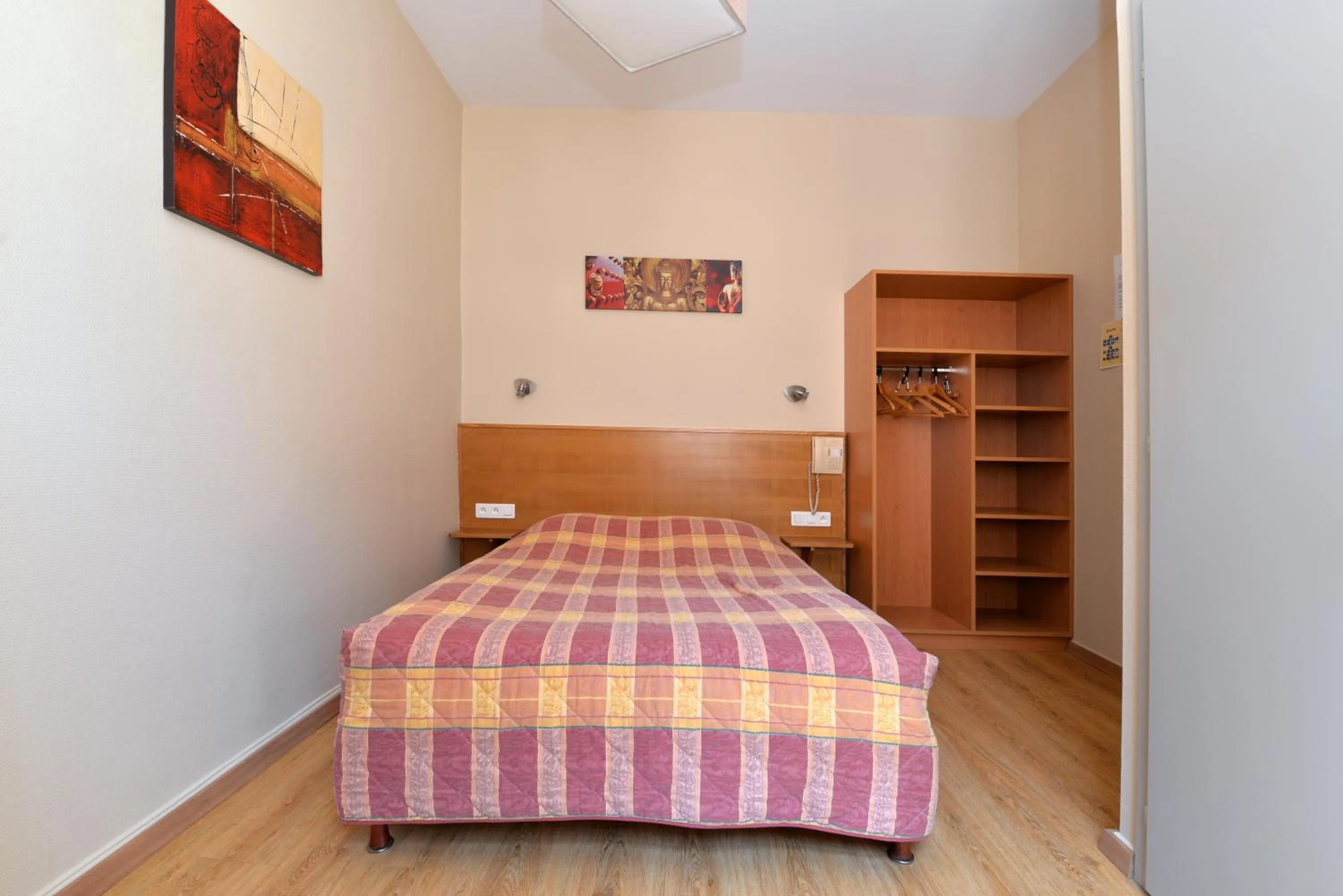 Bed in Hotel Restaurant Dontenville