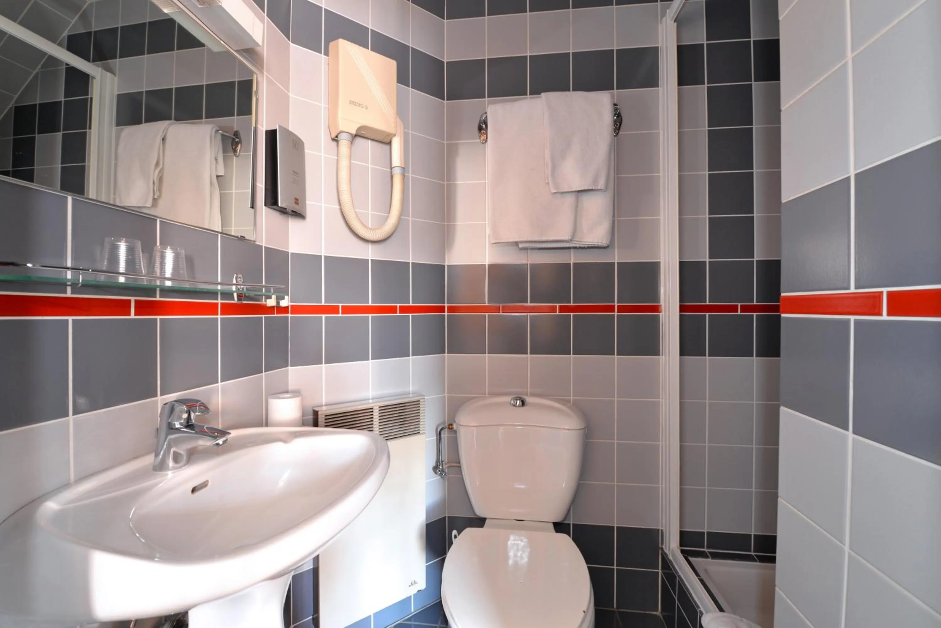 Bathroom in Hotel Restaurant Dontenville