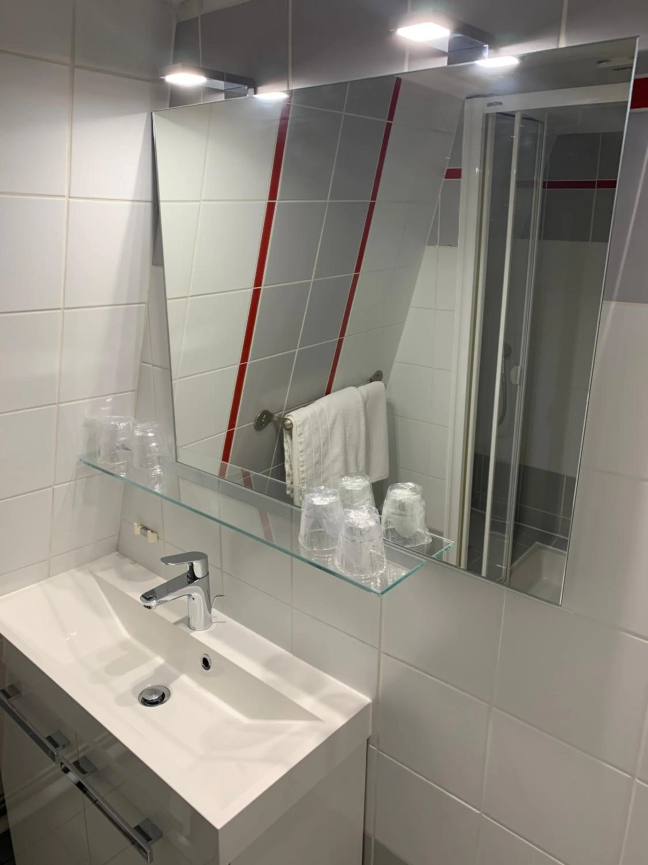 Bathroom in Hotel Restaurant Dontenville