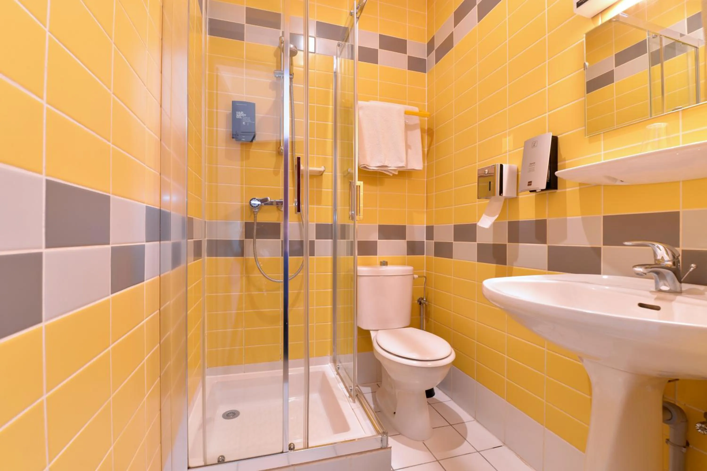 Bathroom in Hotel Restaurant Dontenville