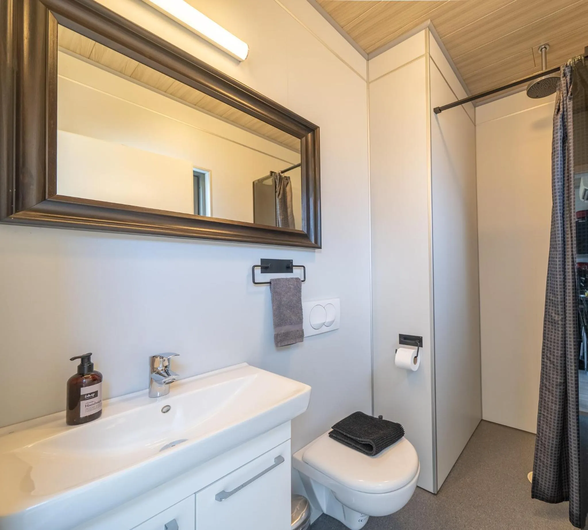 Bathroom in Dis Cottages