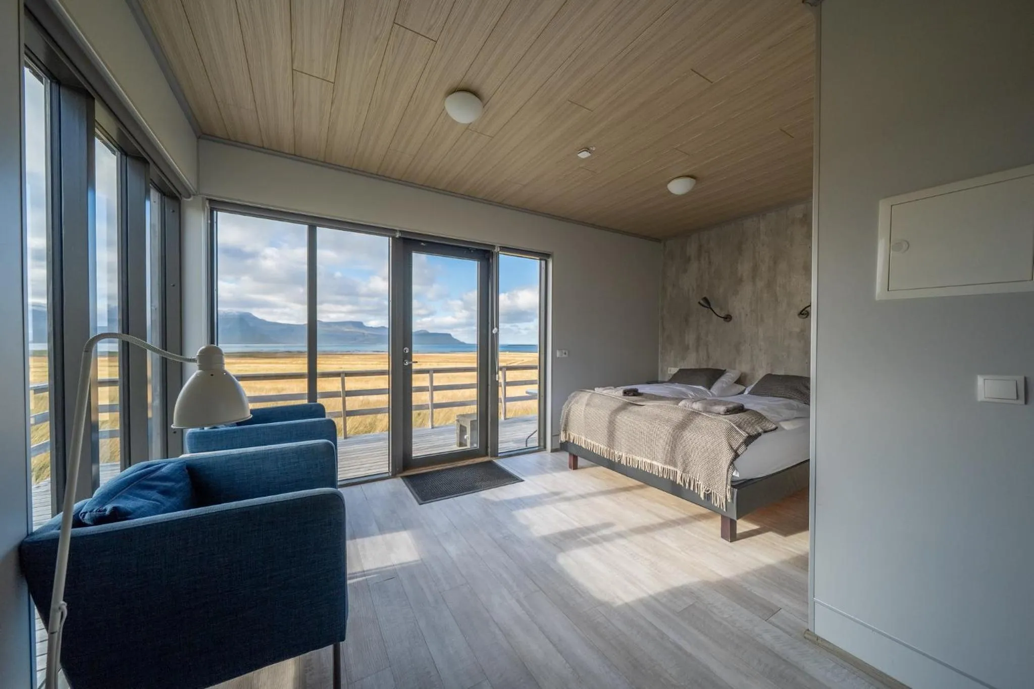 Living room, Bed in Dis Cottages