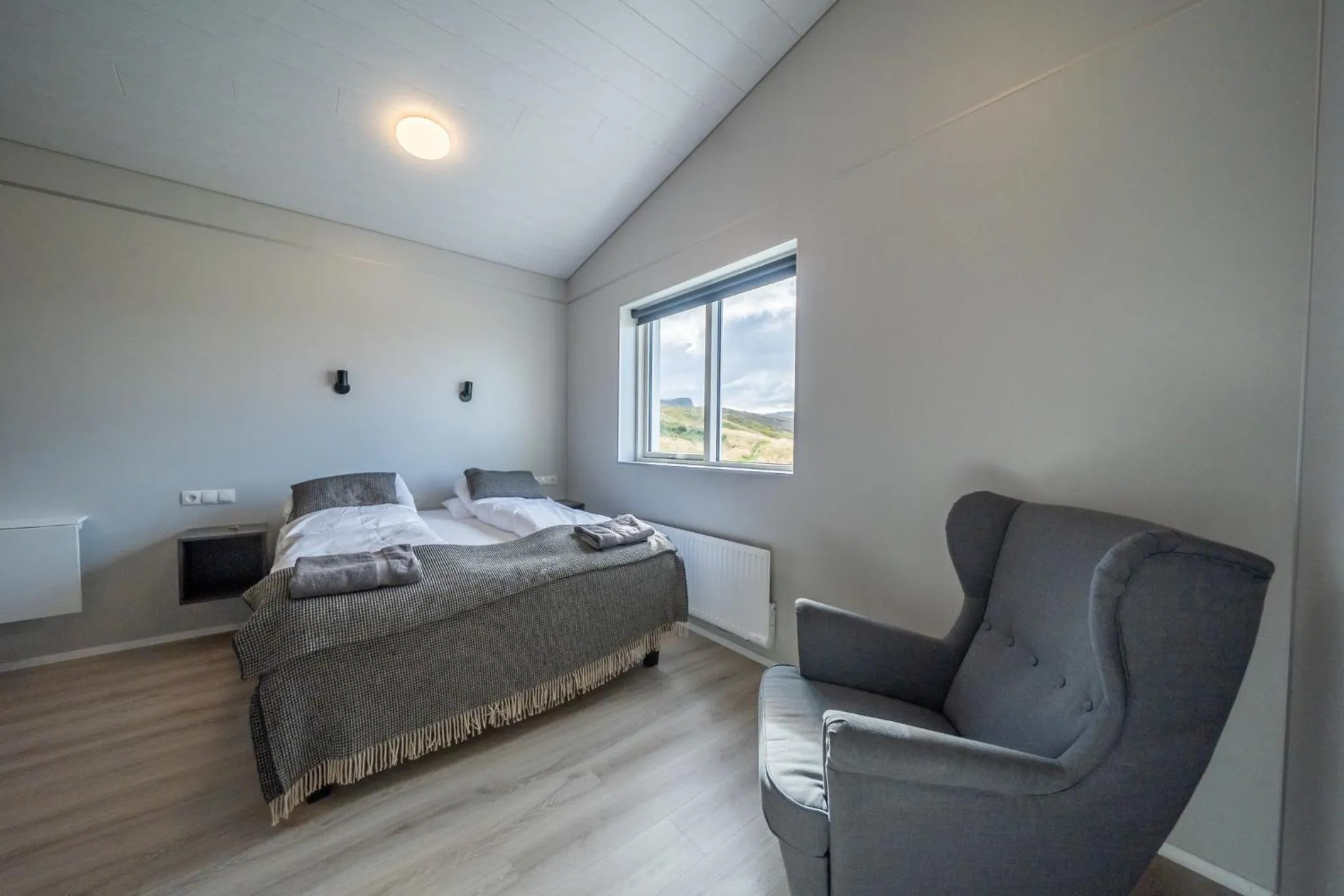 Living room, Bed in Dis Cottages