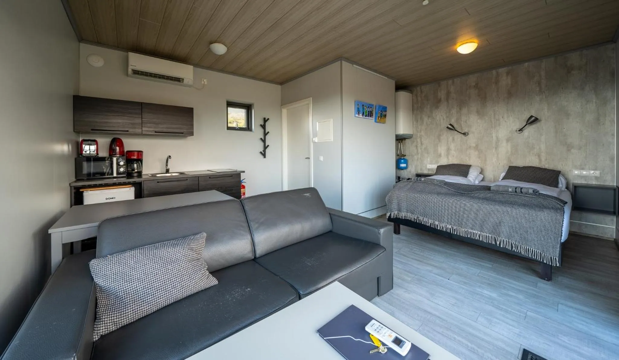 Bedroom, Bed in Dis Cottages