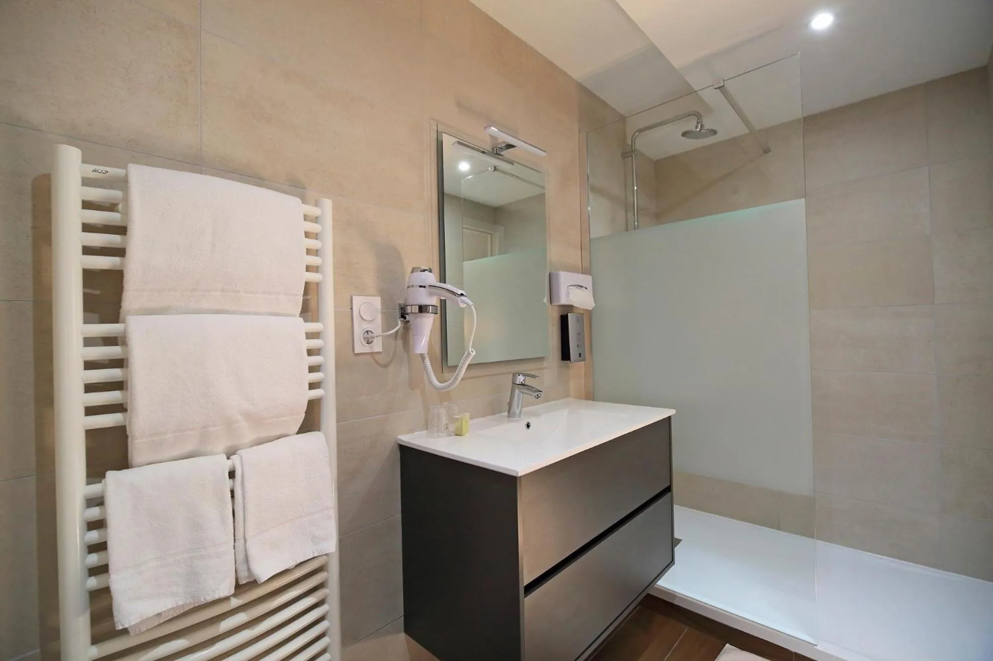 Bathroom in Hôtel L'Escale - Piscine & SPA