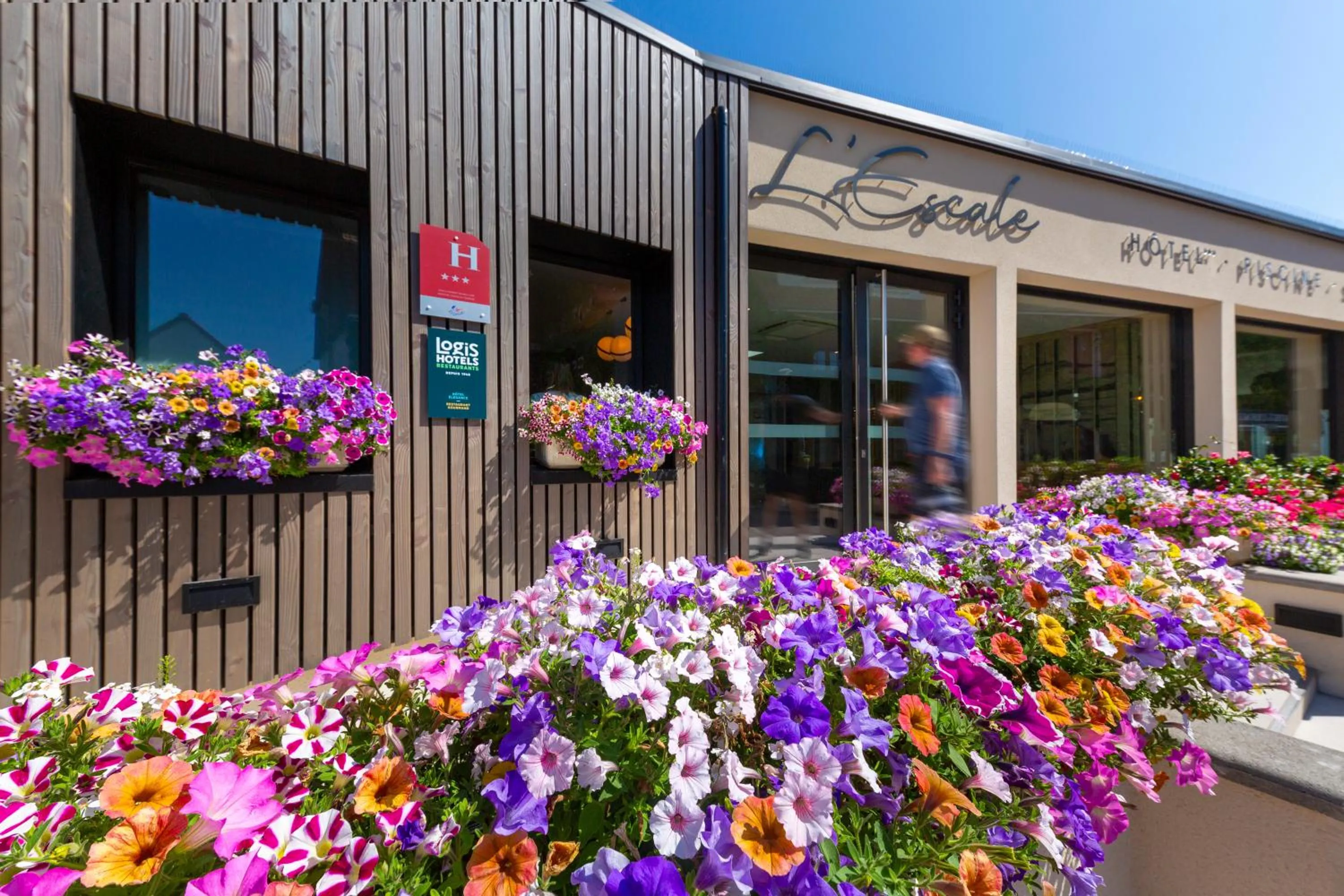 Property building in Hôtel L'Escale - Piscine & SPA