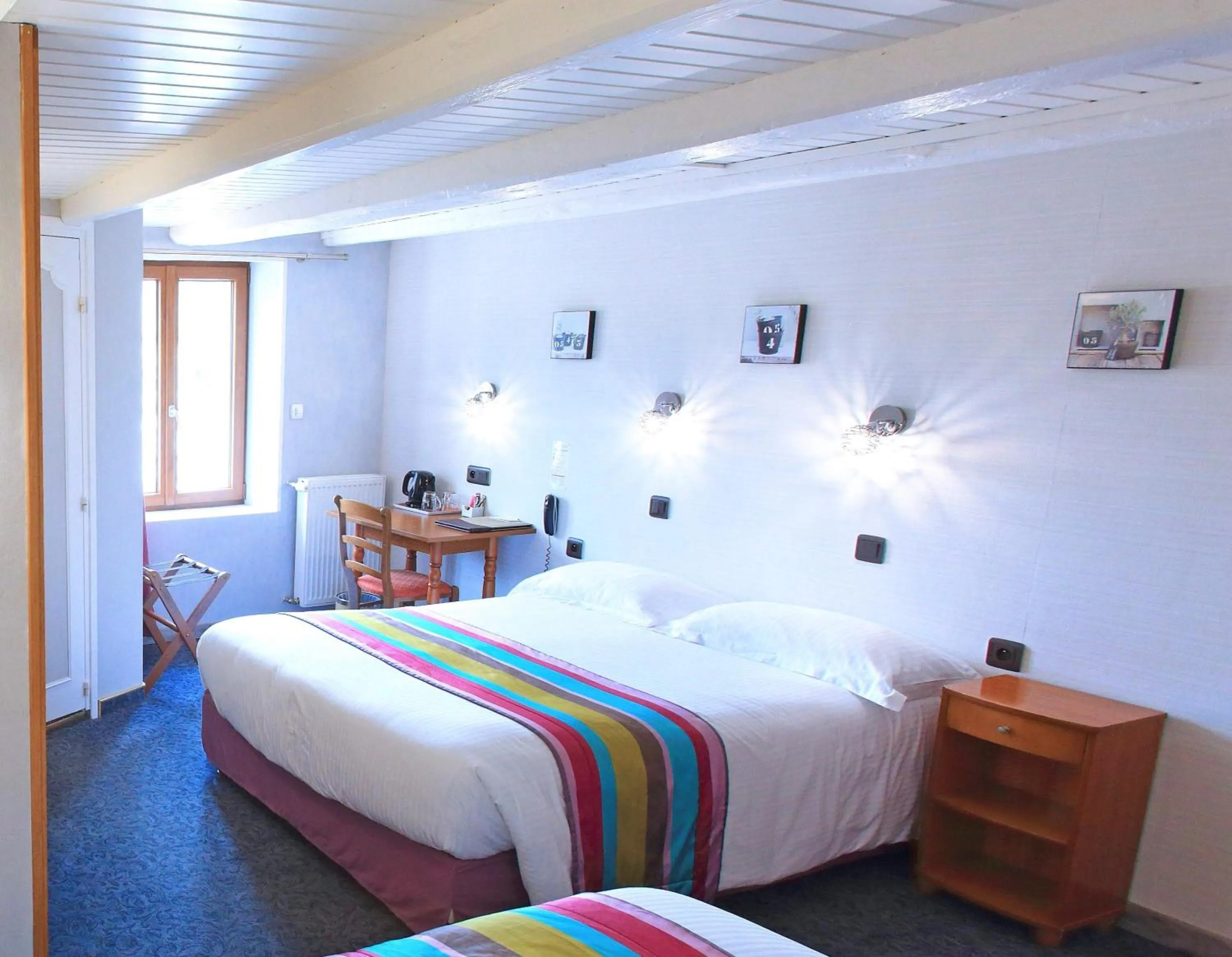 Bedroom, Bed in Hôtel L'Escale - Piscine & SPA