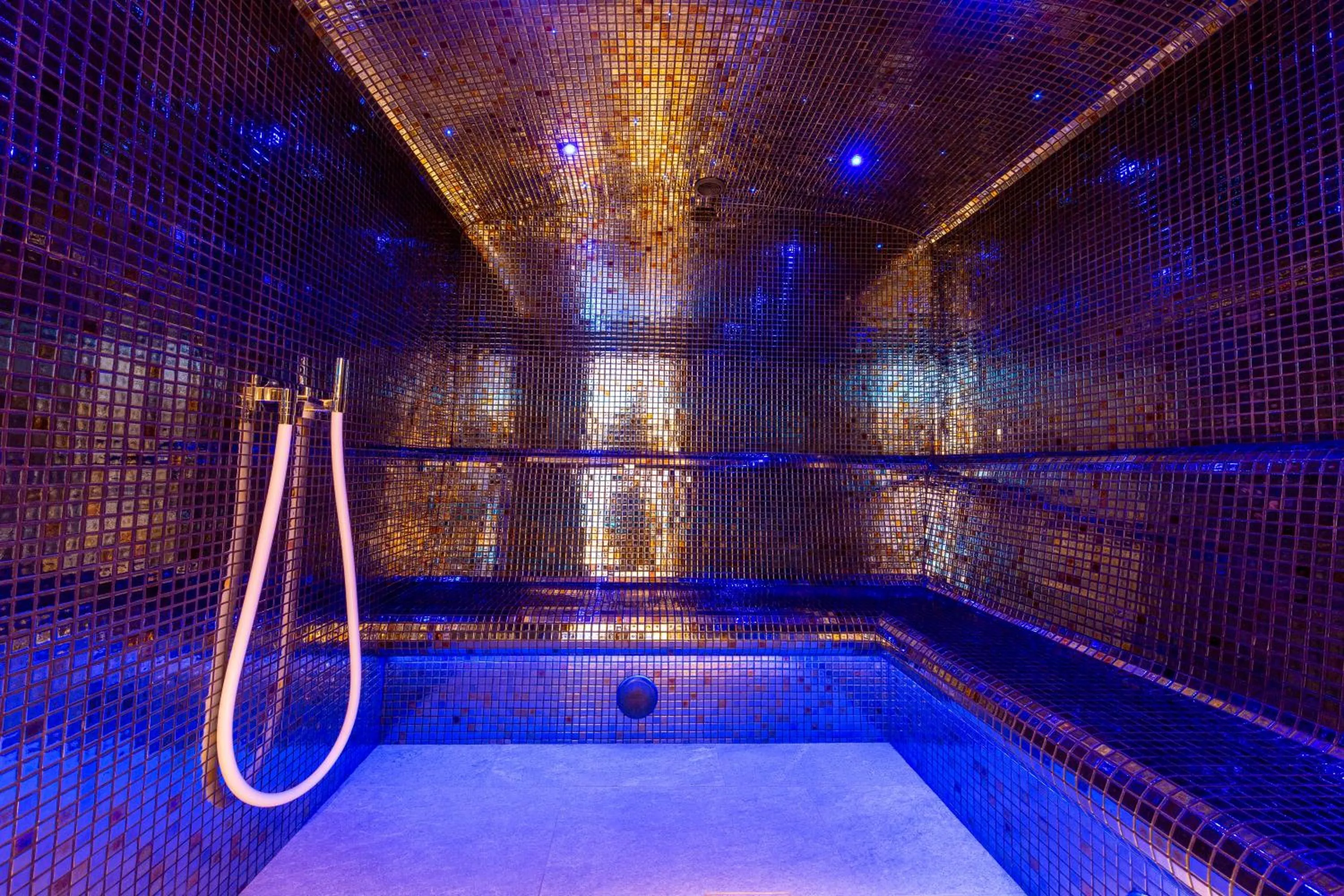 Steam room in Hôtel L'Escale - Piscine & SPA