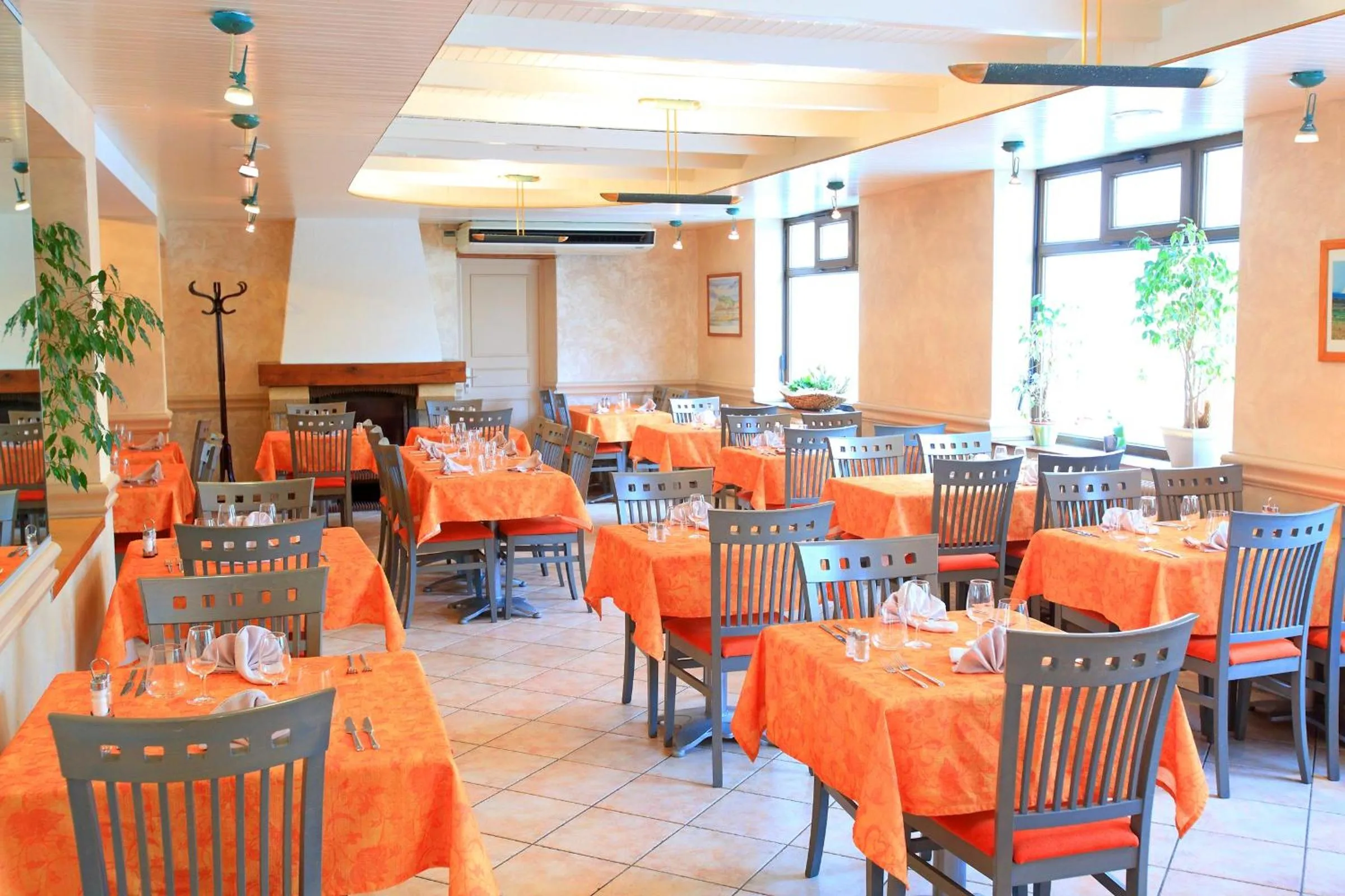 Restaurant/places to eat in Hôtel L'Escale - Piscine & SPA