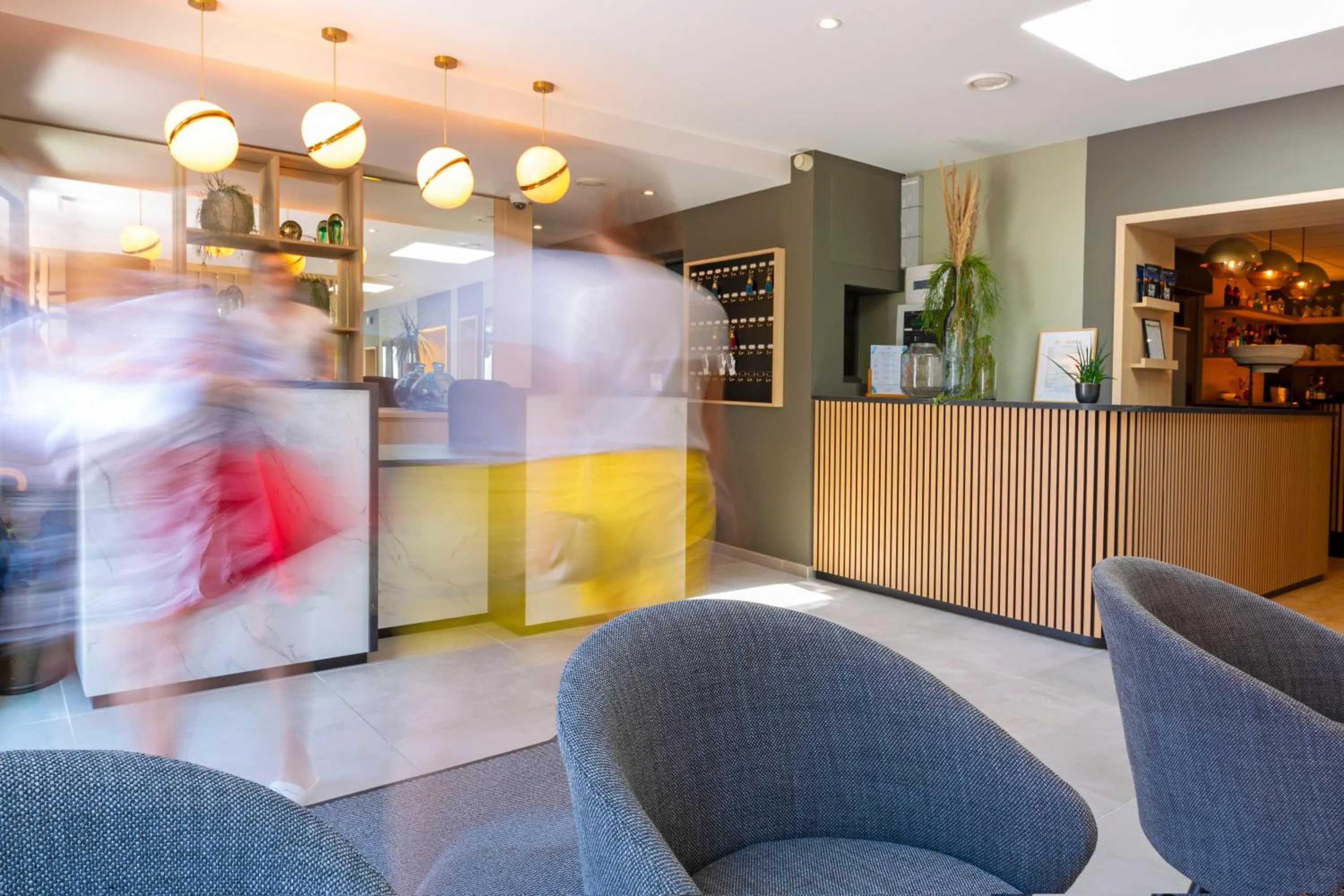 Lobby or reception in Hôtel L'Escale - Piscine & SPA