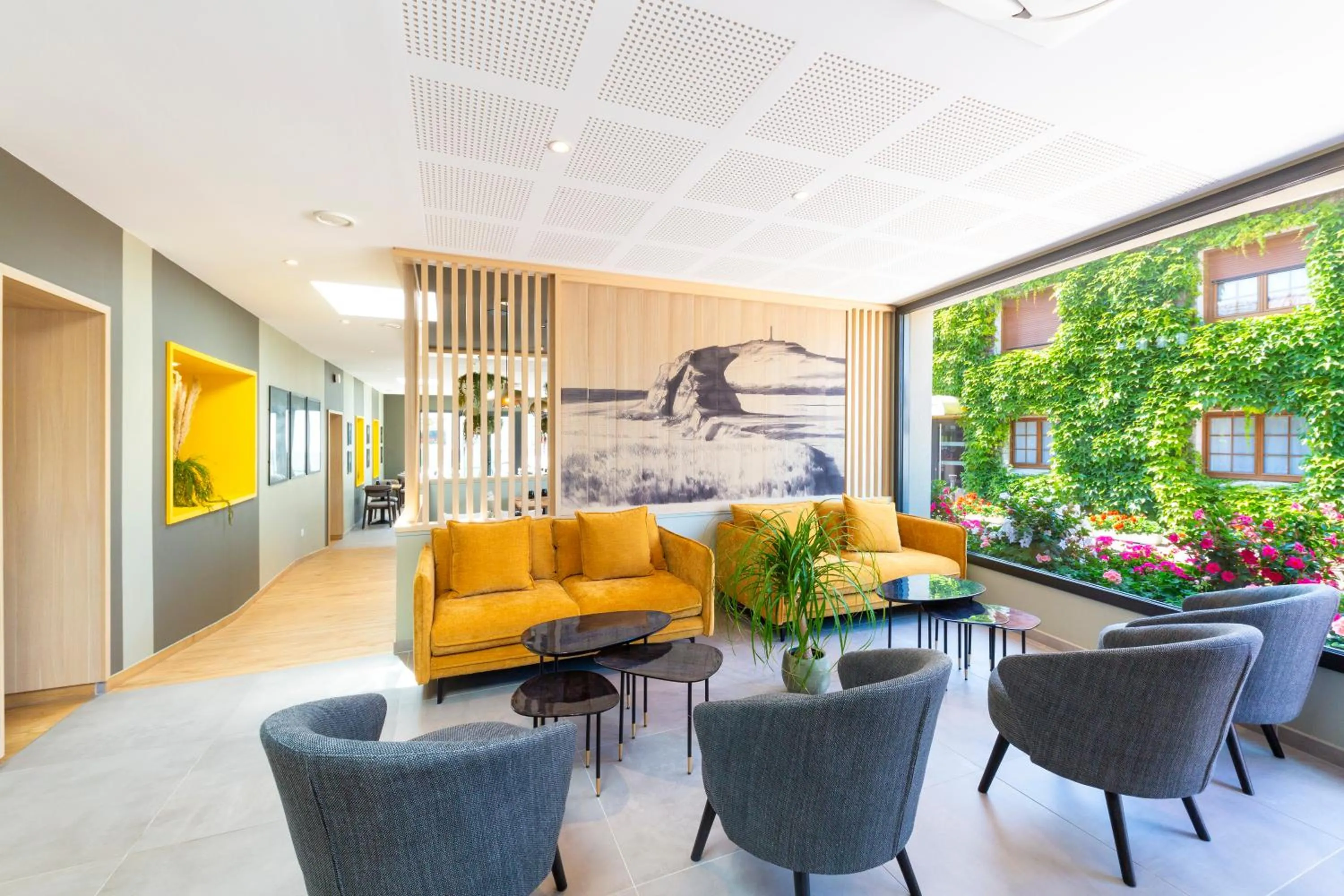 Lobby or reception in Hôtel L'Escale - Piscine & SPA