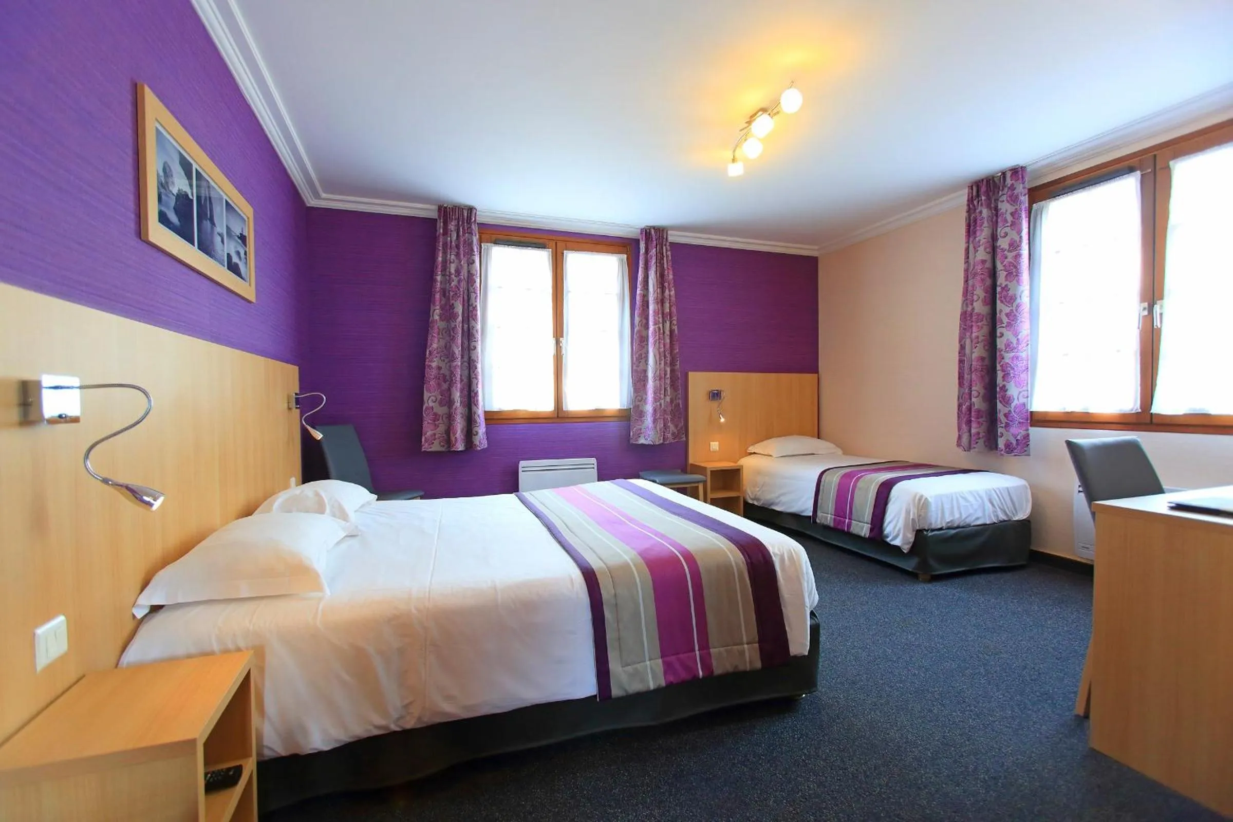 Bedroom, Bed in Hôtel L'Escale - Piscine & SPA