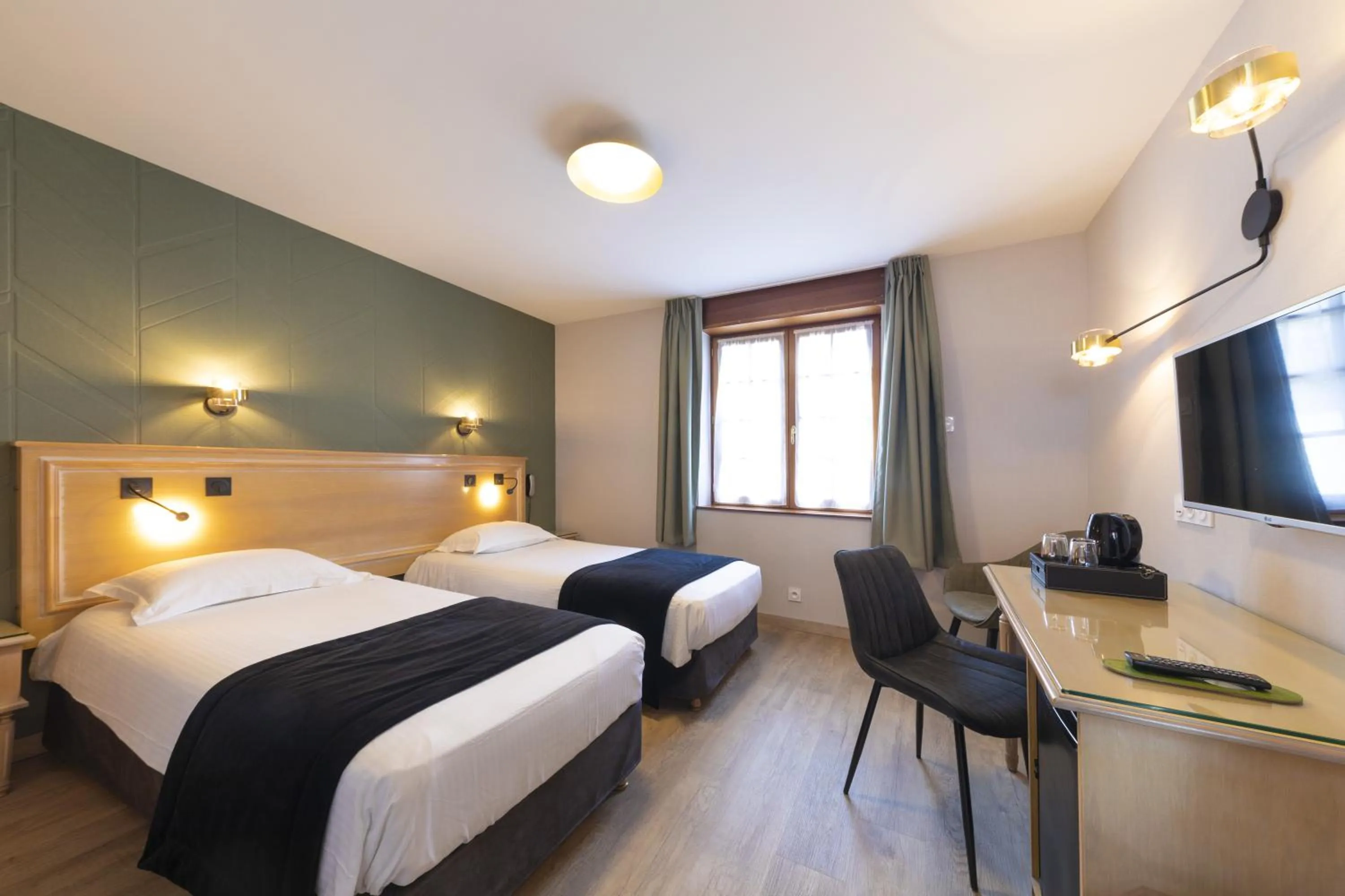 Bedroom, Bed in Hôtel L'Escale - Piscine & SPA