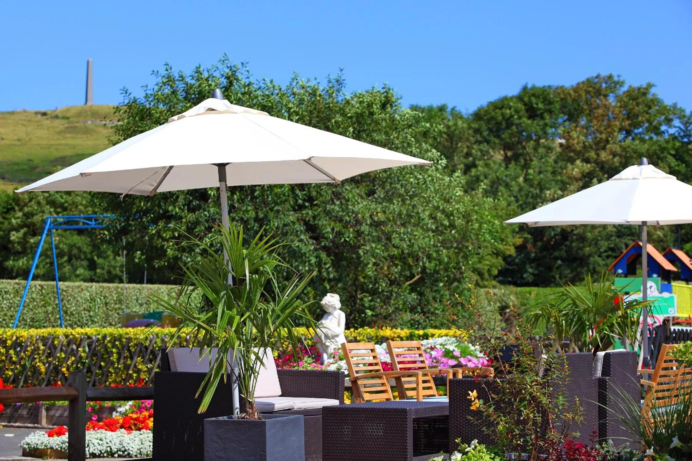 Garden in Hôtel L'Escale - Piscine & SPA