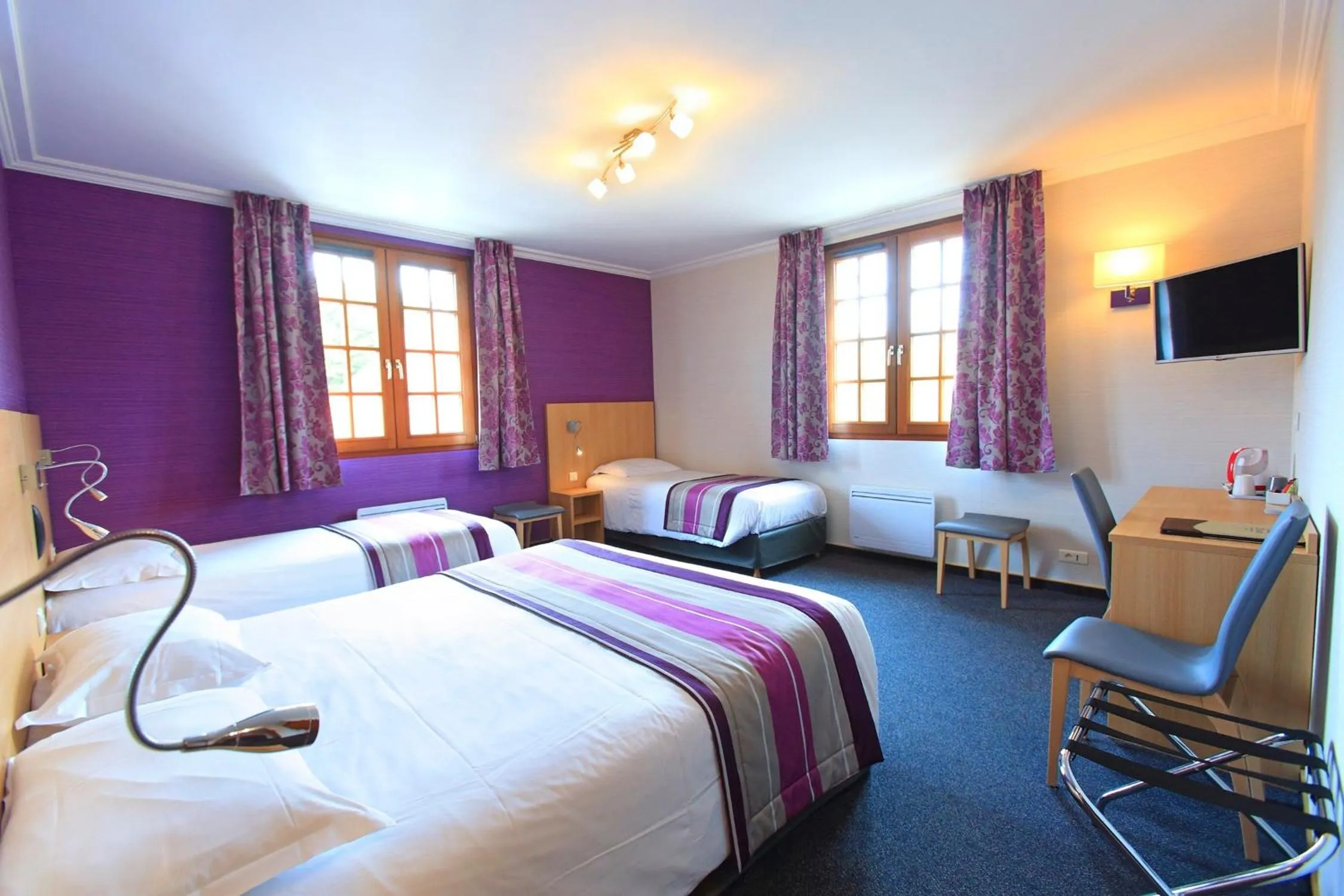 Bedroom, Bed in Hôtel L'Escale - Piscine & SPA