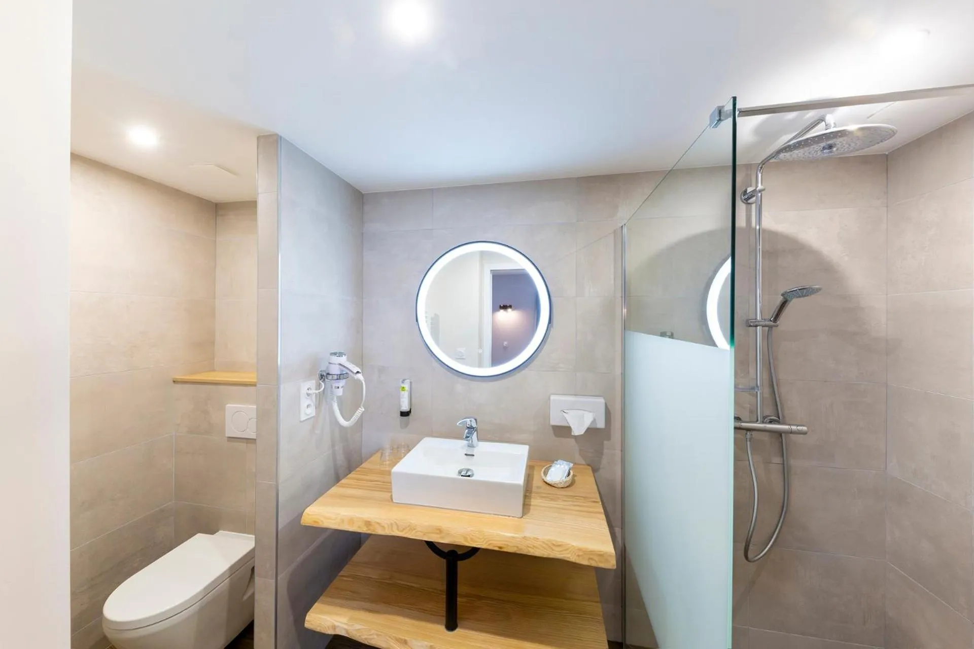 Bathroom in Hôtel L'Escale - Piscine & SPA