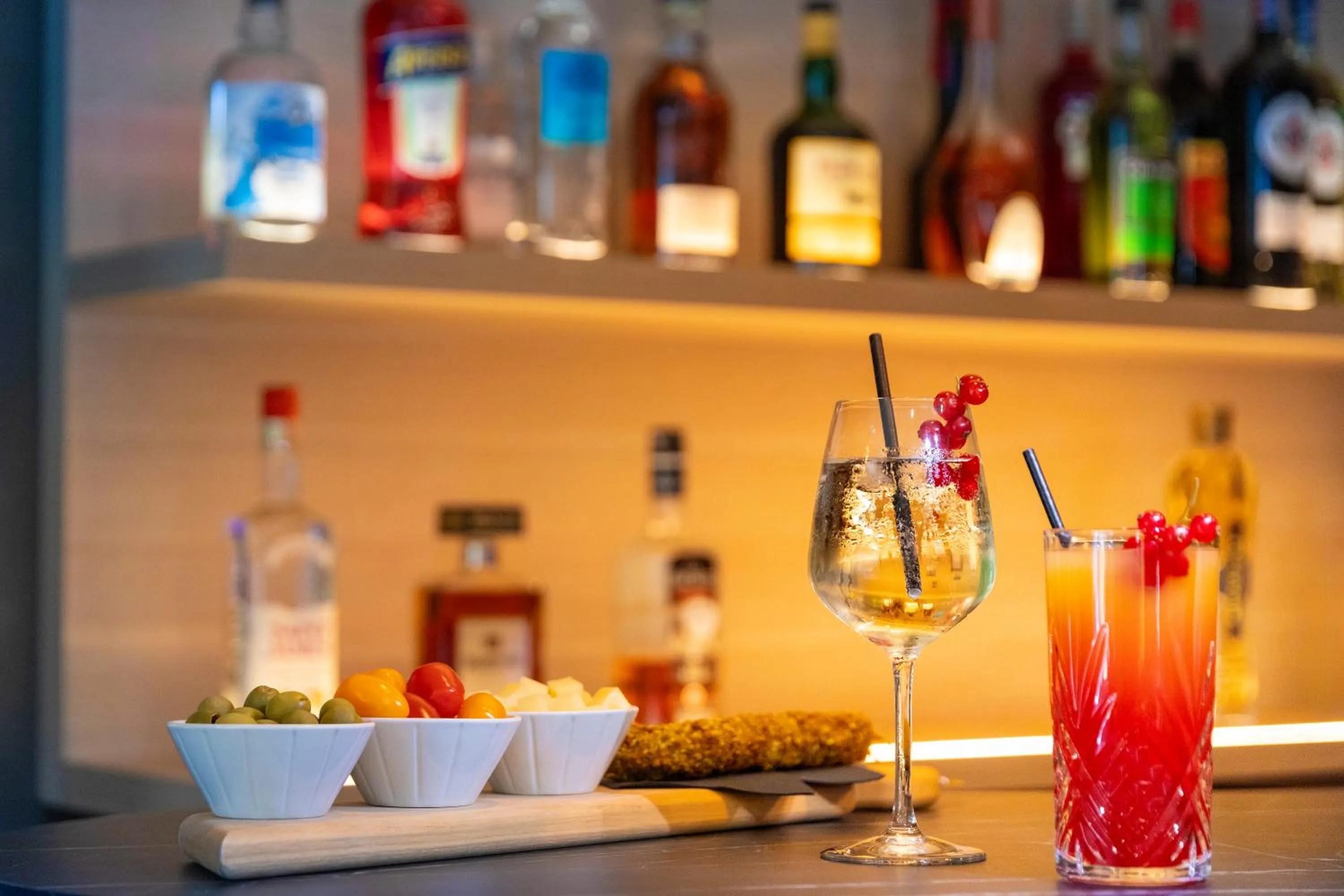 Lounge or bar in Hôtel L'Escale - Piscine & SPA