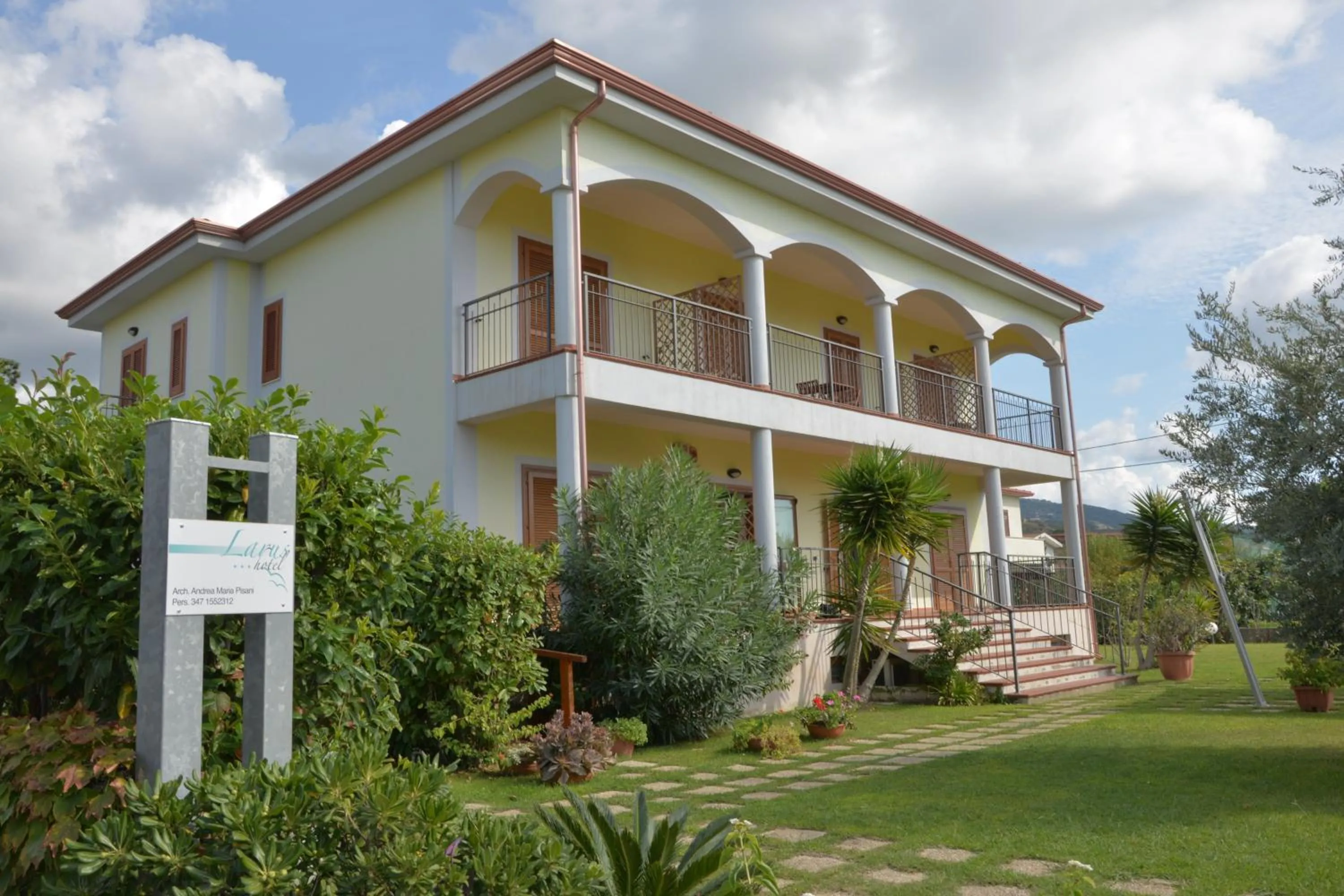 Facade/entrance in Larus Hotel