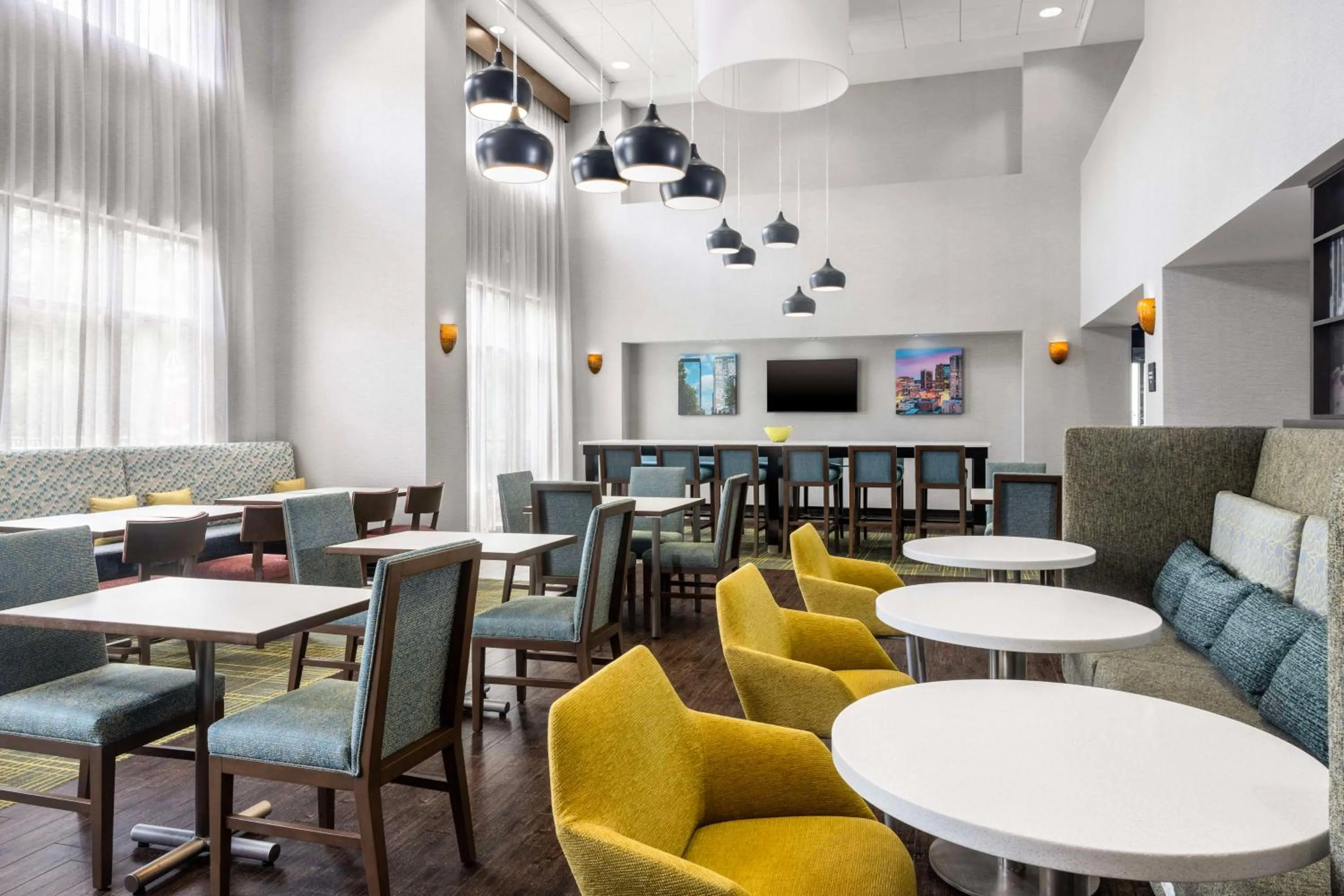 Breakfast in Hampton Inn & Suites Birmingham/280 East-Eagle Point