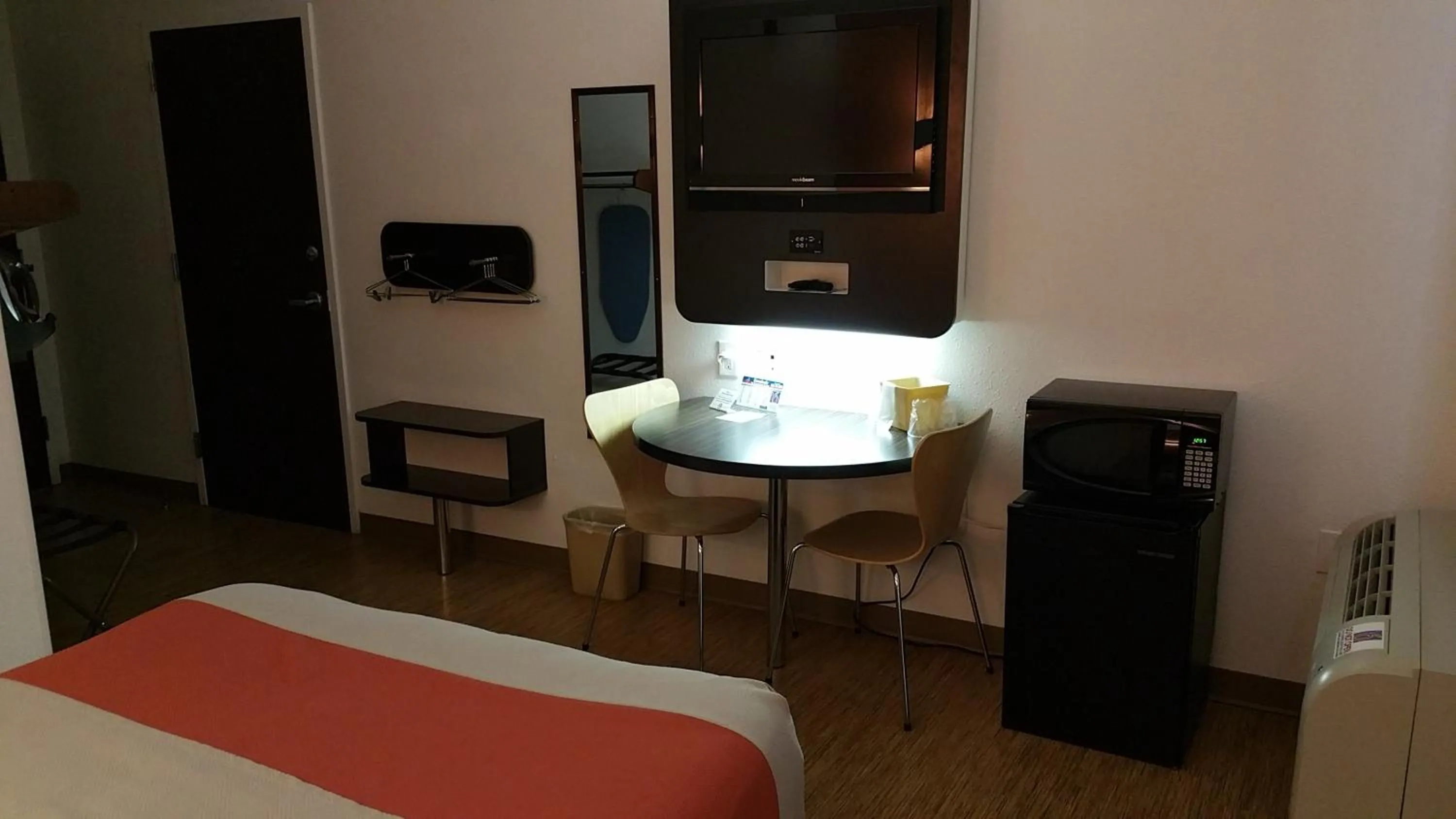 Photo of the whole room, Bed in Motel 6-Eagle Pass, TX - Lakeside