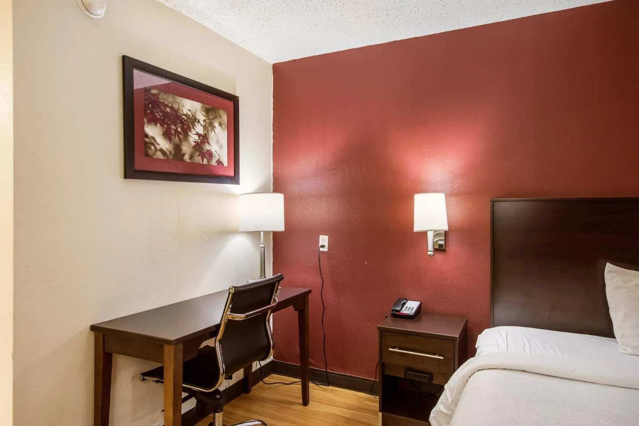 Photo of the whole room, Bed in Red Roof Inn Saginaw – Frankenmuth