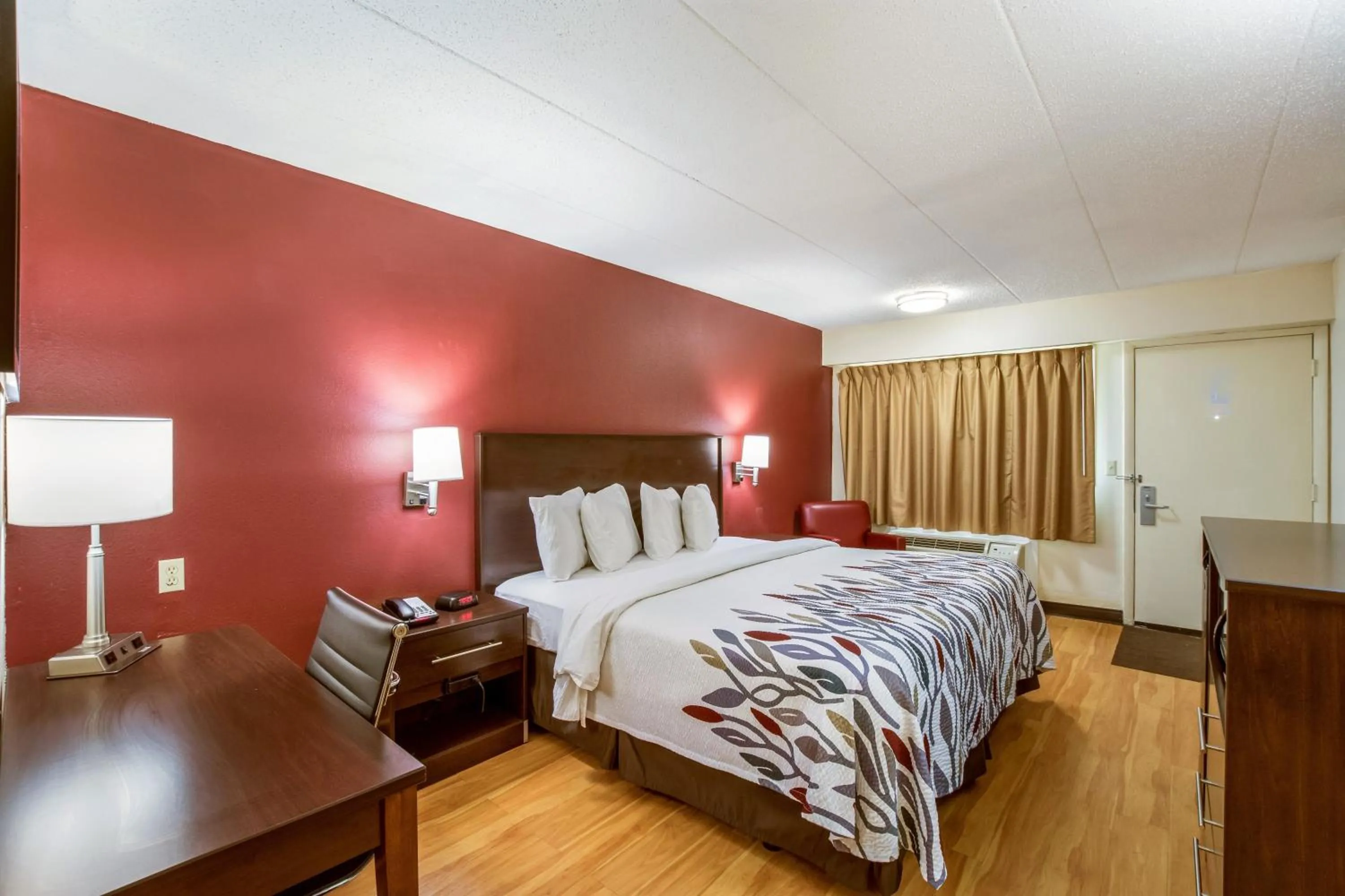 Photo of the whole room, Bed in Red Roof Inn Saginaw – Frankenmuth