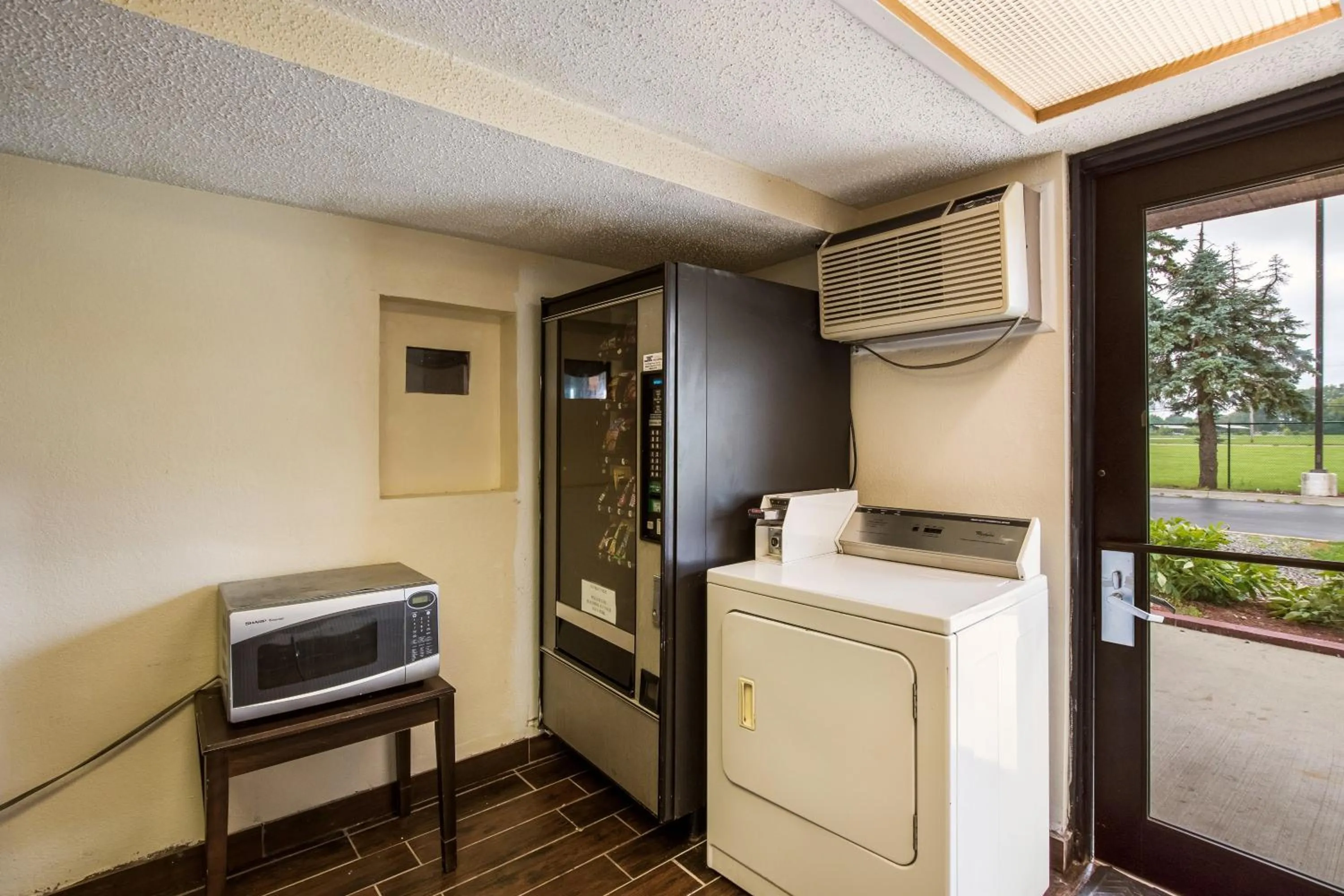 laundry in Red Roof Inn Saginaw – Frankenmuth