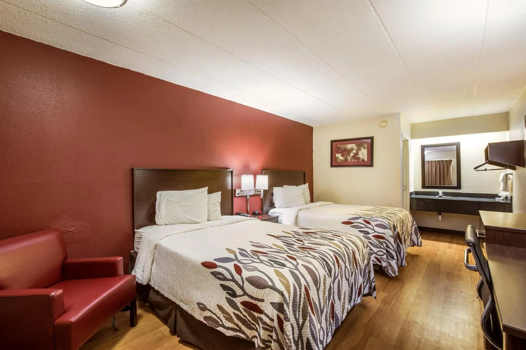 Photo of the whole room, Bed in Red Roof Inn Saginaw – Frankenmuth