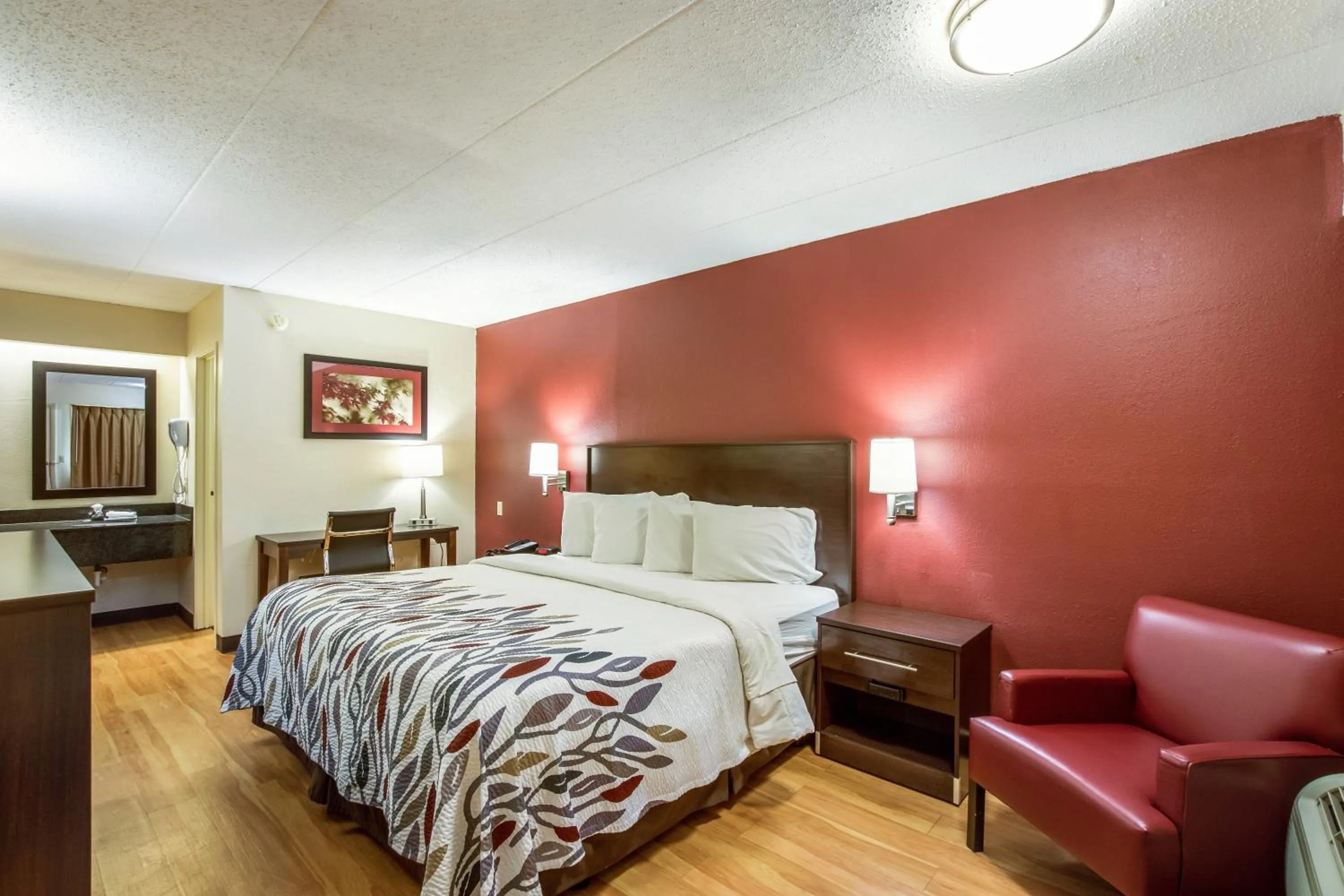 Photo of the whole room, Bed in Red Roof Inn Saginaw – Frankenmuth