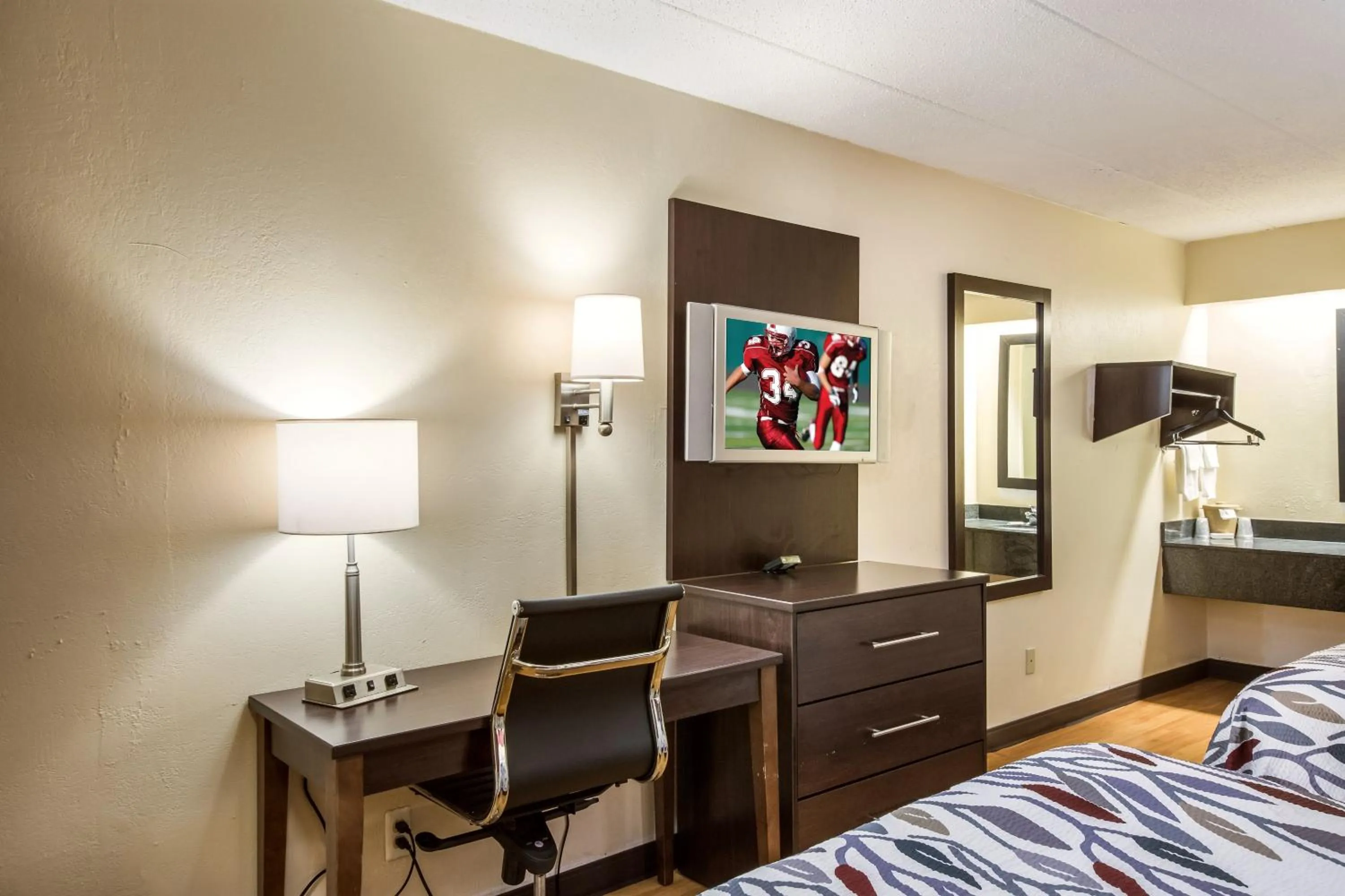 Photo of the whole room, Bed in Red Roof Inn Saginaw – Frankenmuth