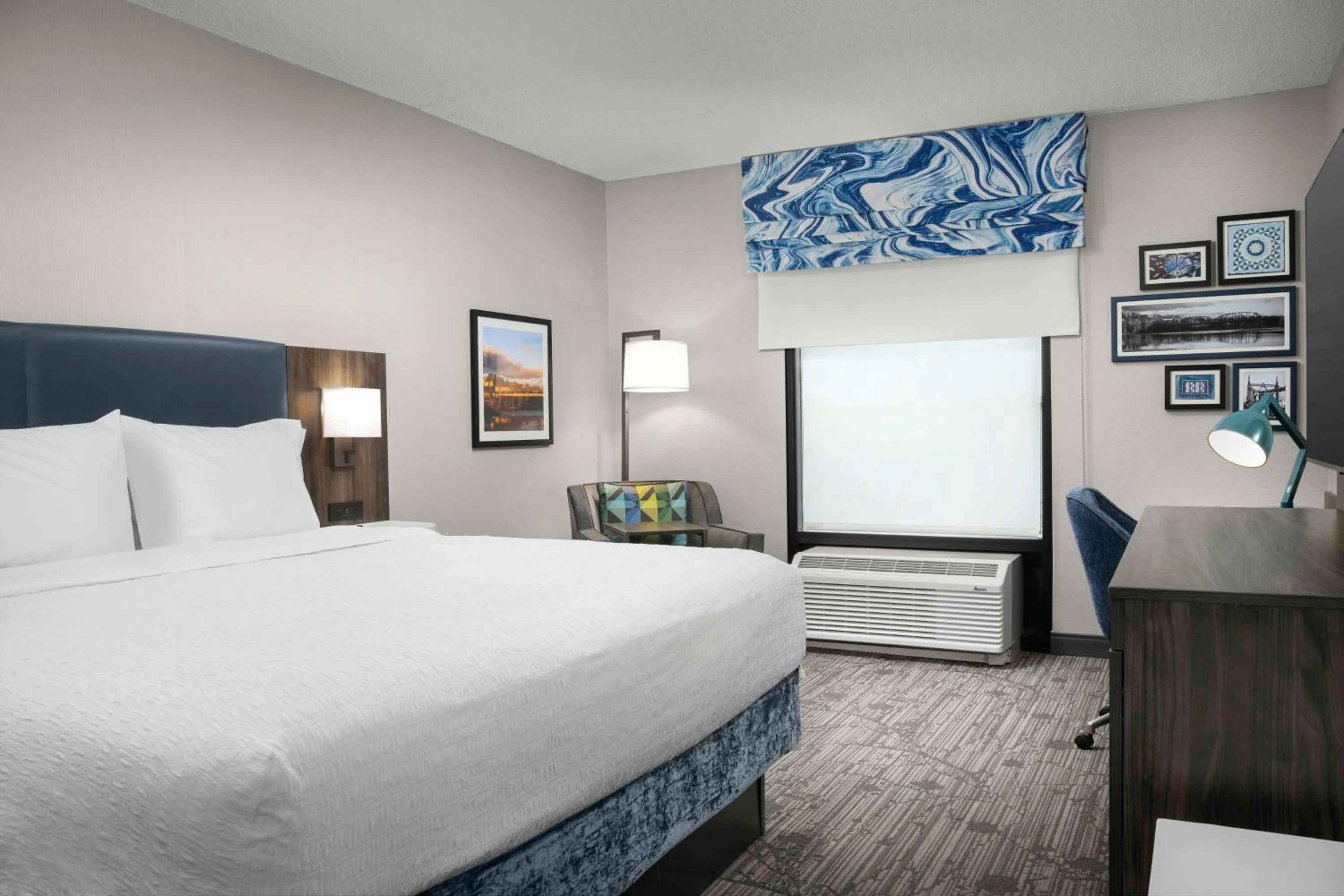 Bed in Hampton Inn Easton