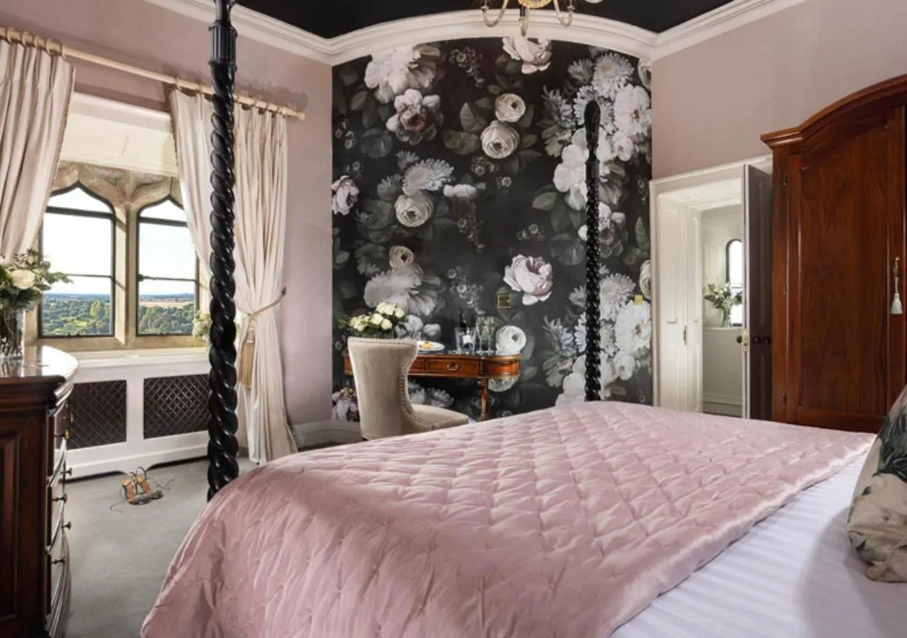 Bedroom, Bed in Kilkea Castle