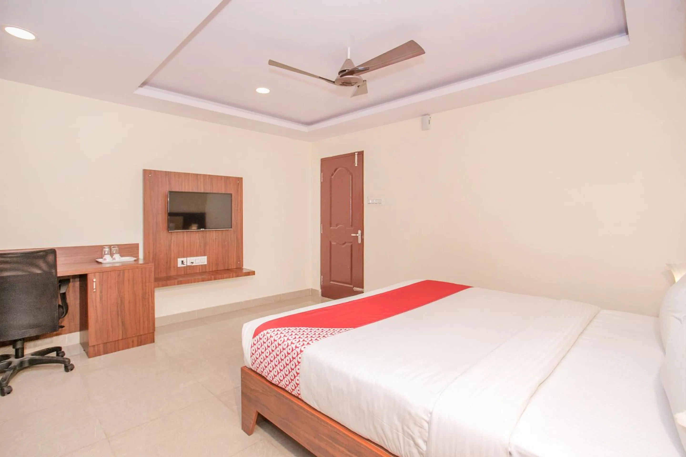 Communal lounge/ TV room, Bed in Hotel Blue Bell