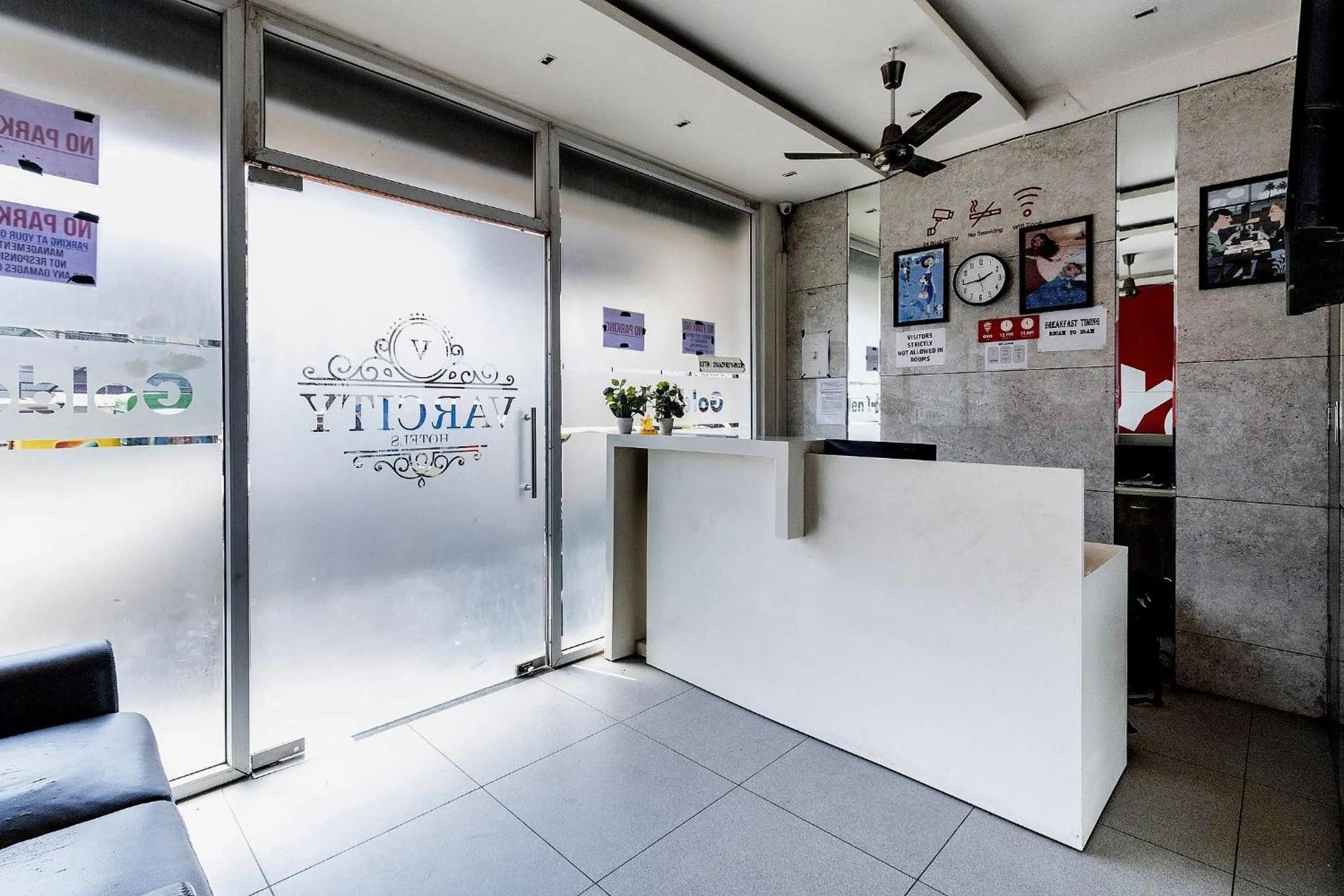 Lobby or reception in OYO 9605 Hotel Golden Inn