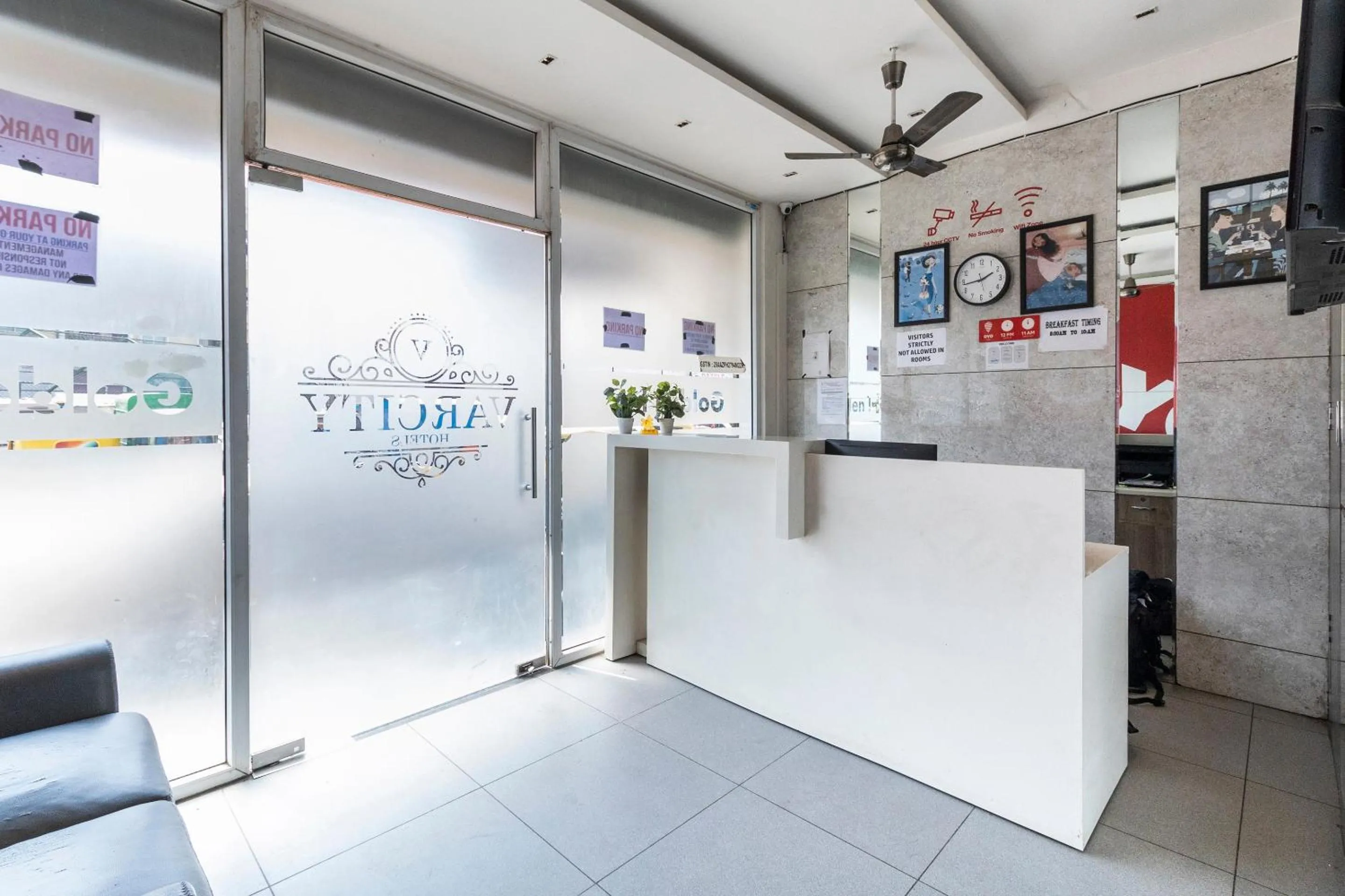 Lobby or reception in OYO 9605 Hotel Golden Inn