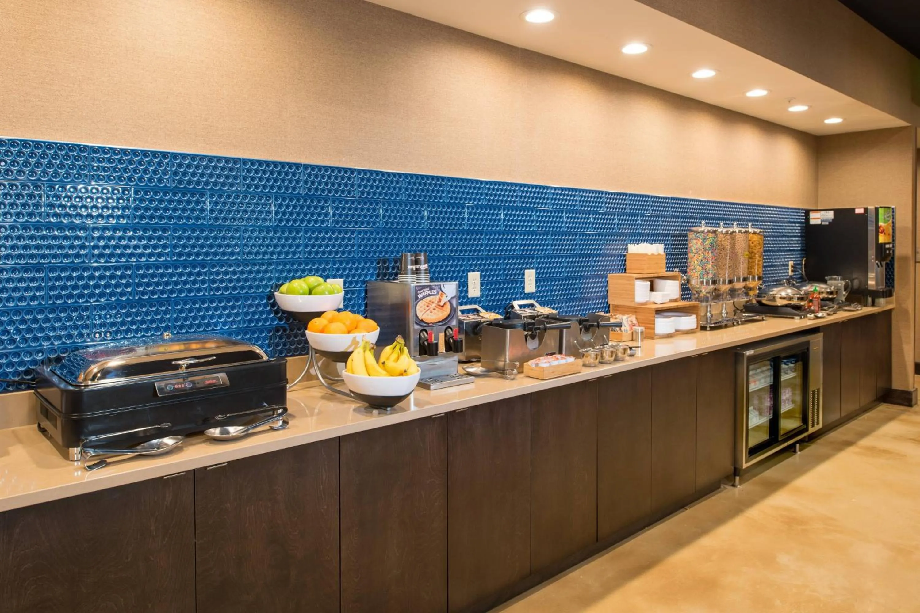 Breakfast in Fairfield Inn & Suites by Marriott New Orleans Downtown/French Quarter Area