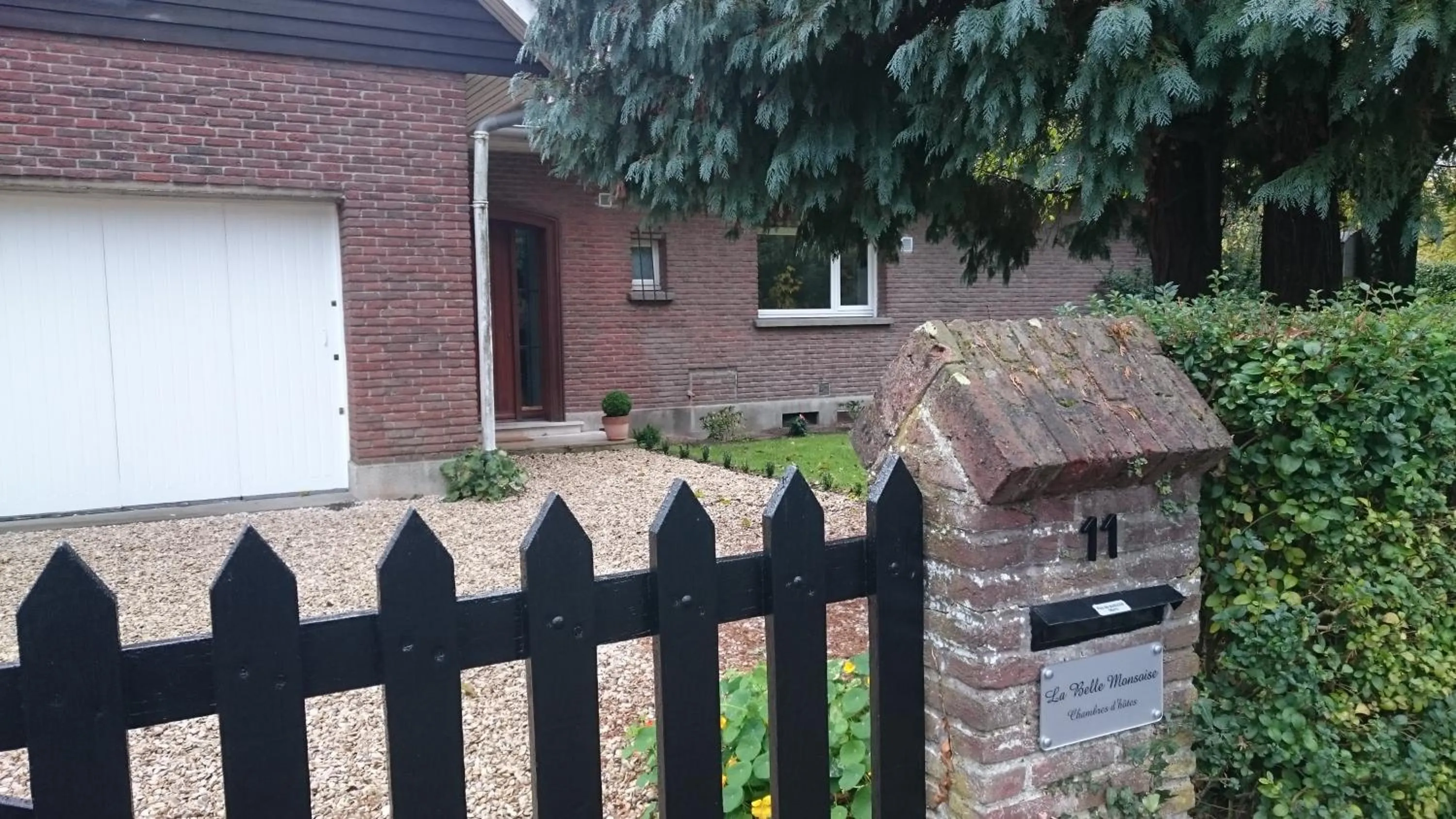 Facade/entrance in La belle Monsoise