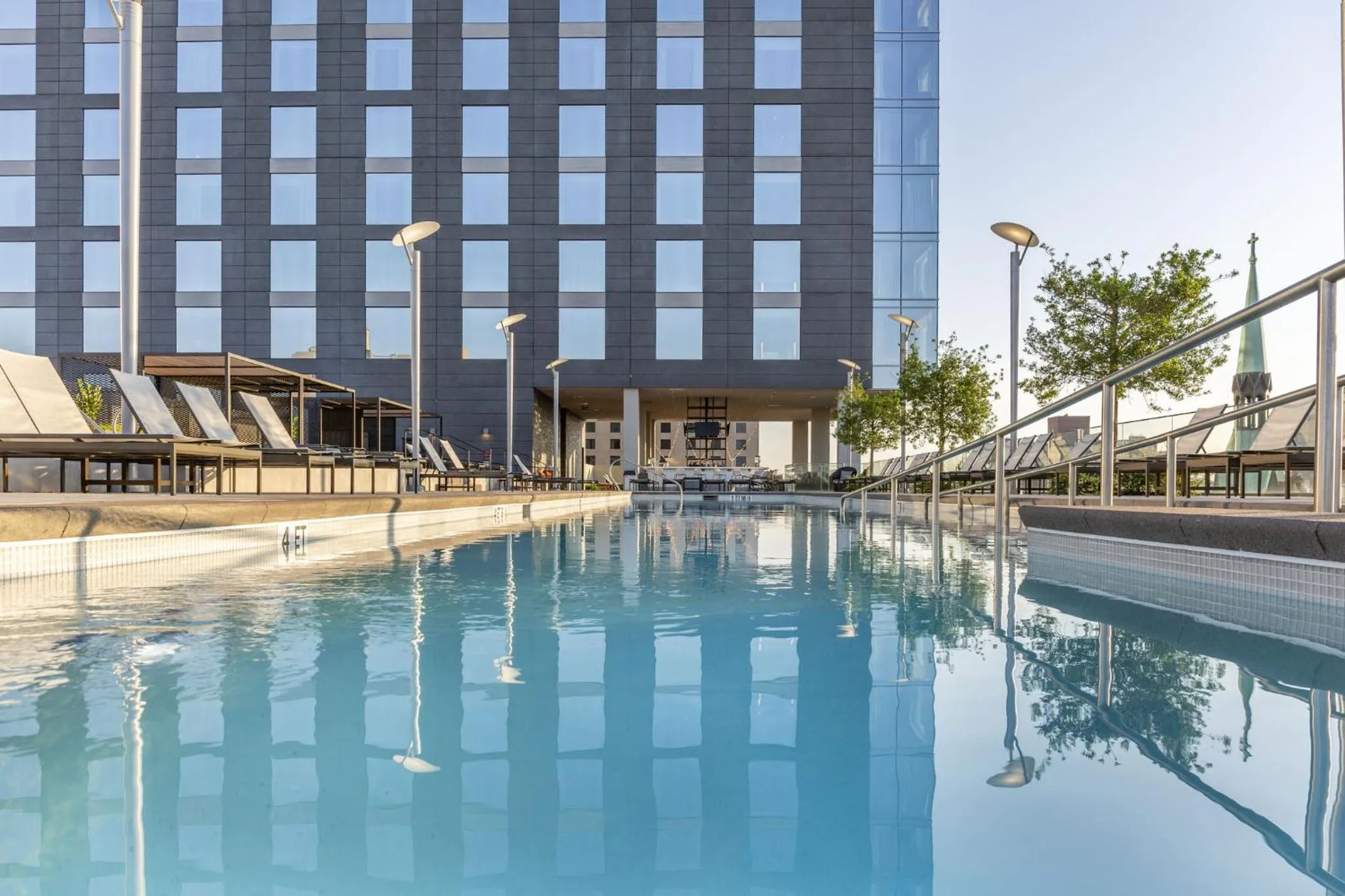 Swimming pool in Omni Louisville Hotel