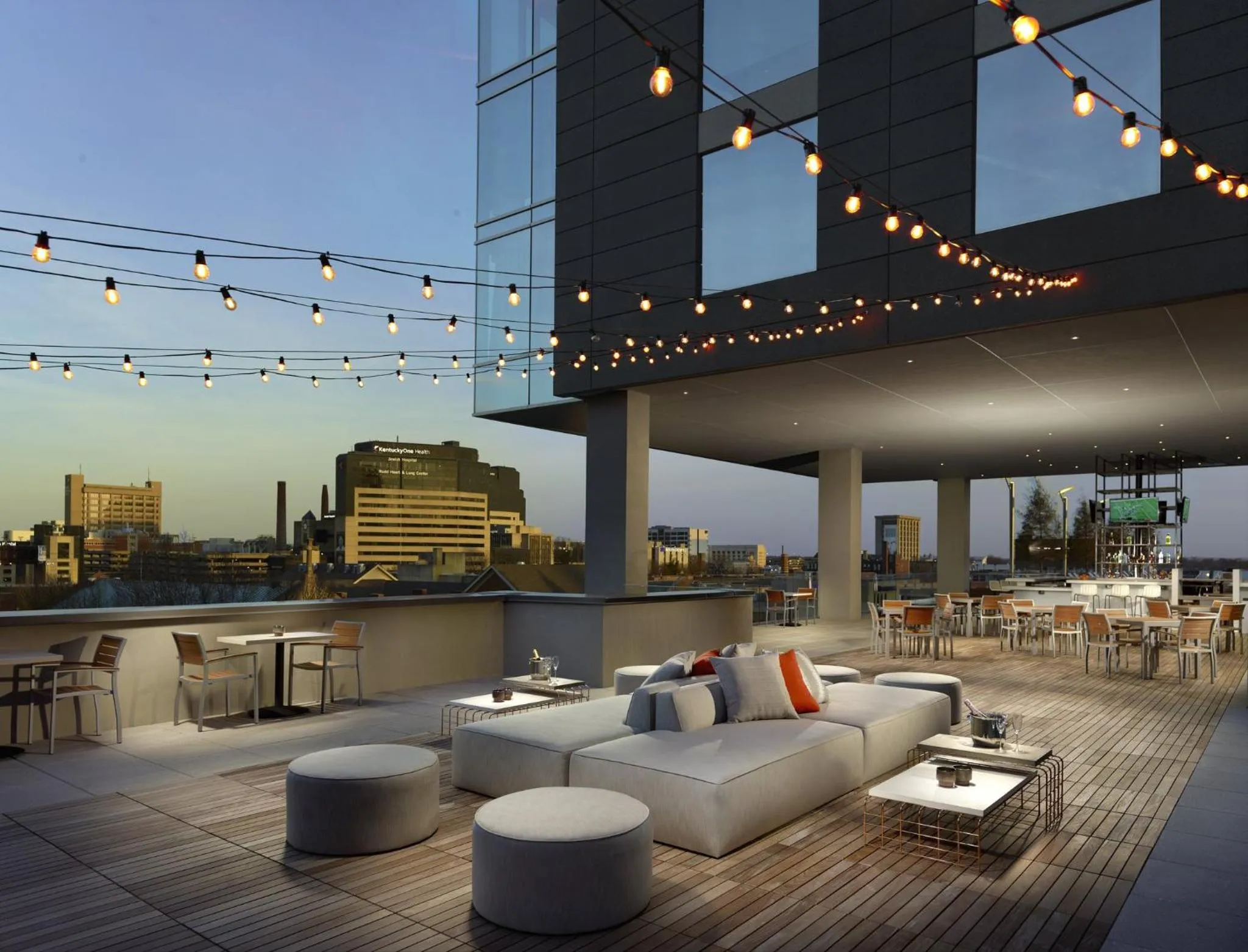 Swimming pool in Omni Louisville Hotel