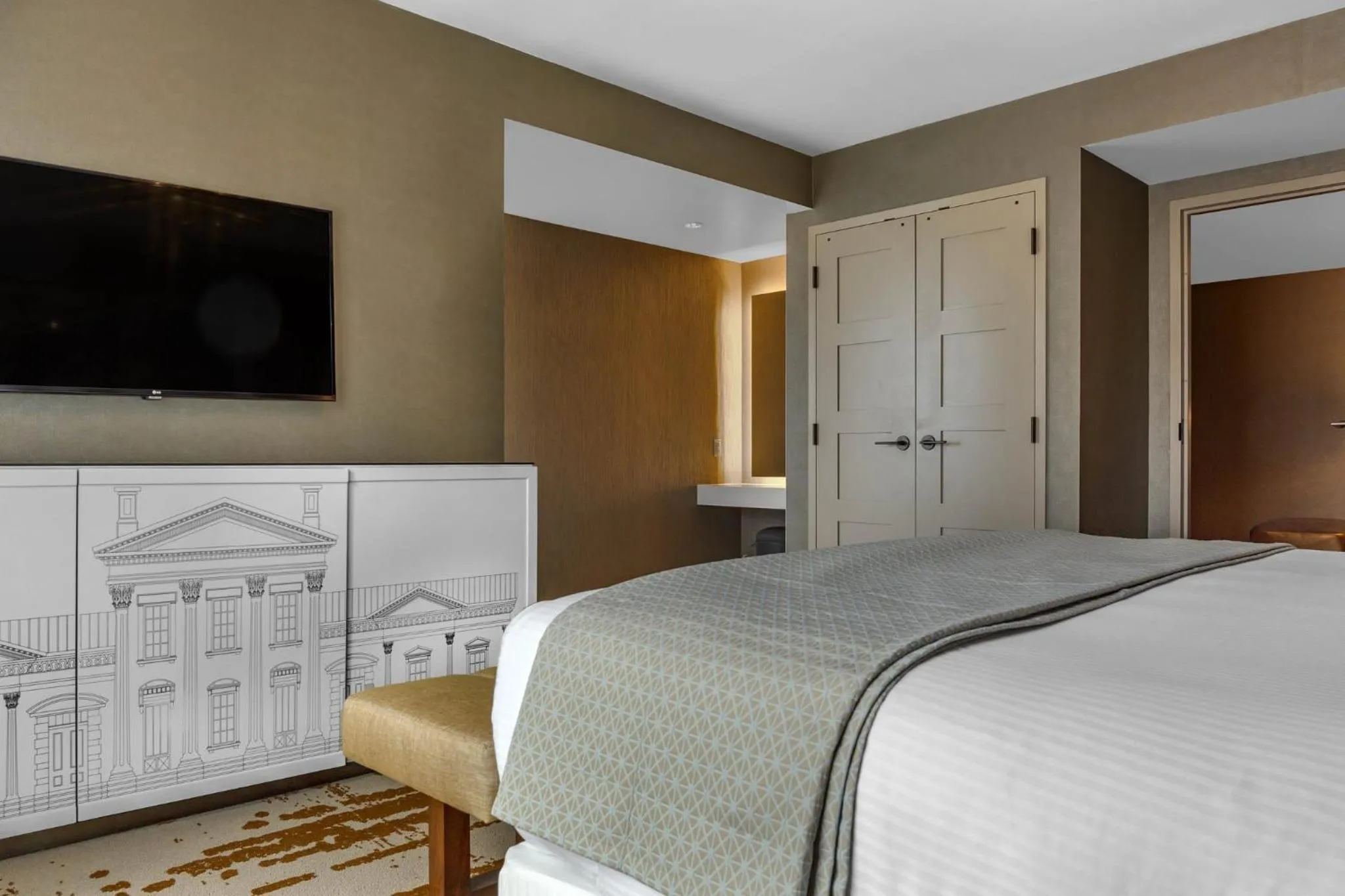 Photo of the whole room, Bed in Omni Louisville Hotel