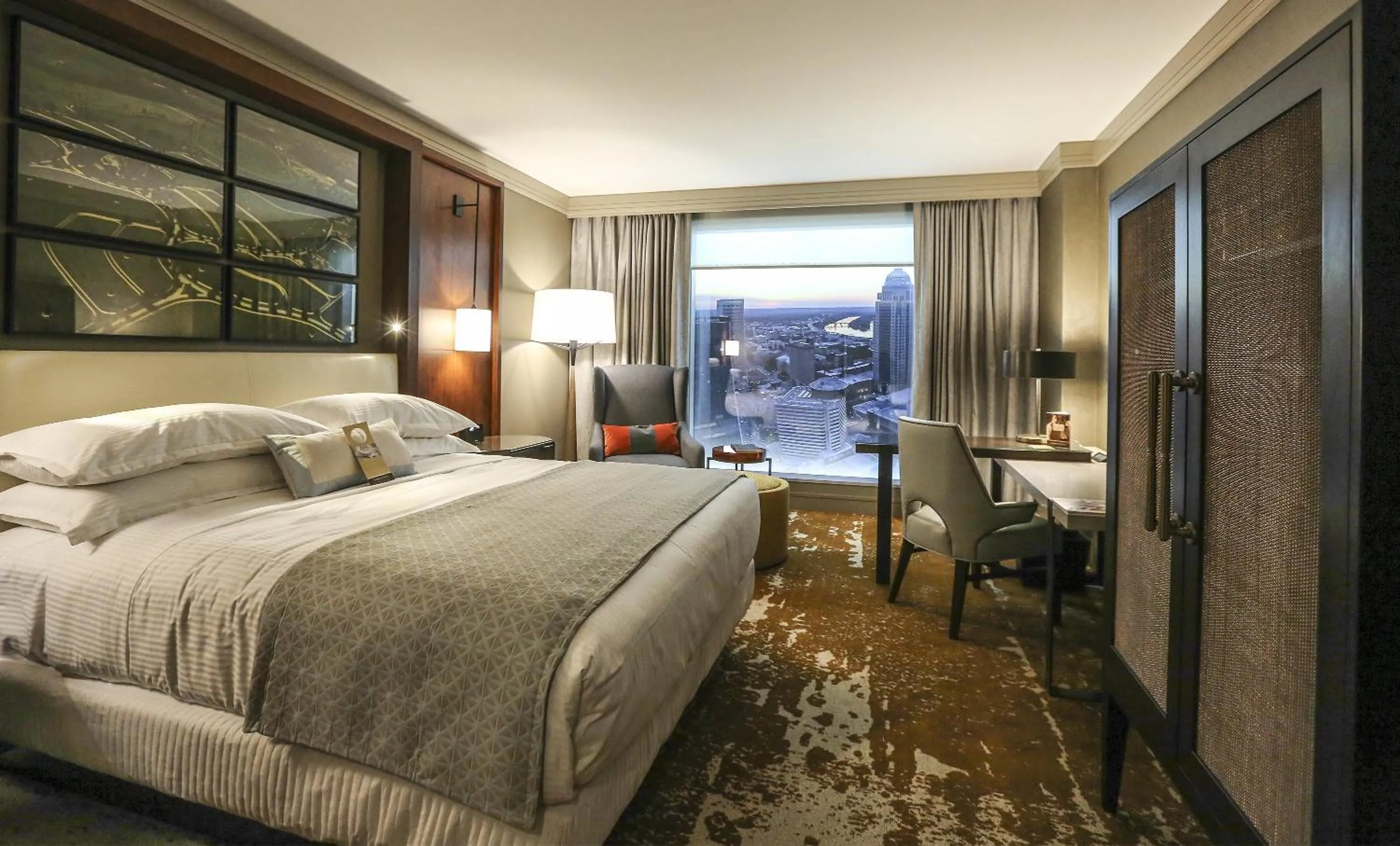 Photo of the whole room, Bed in Omni Louisville Hotel