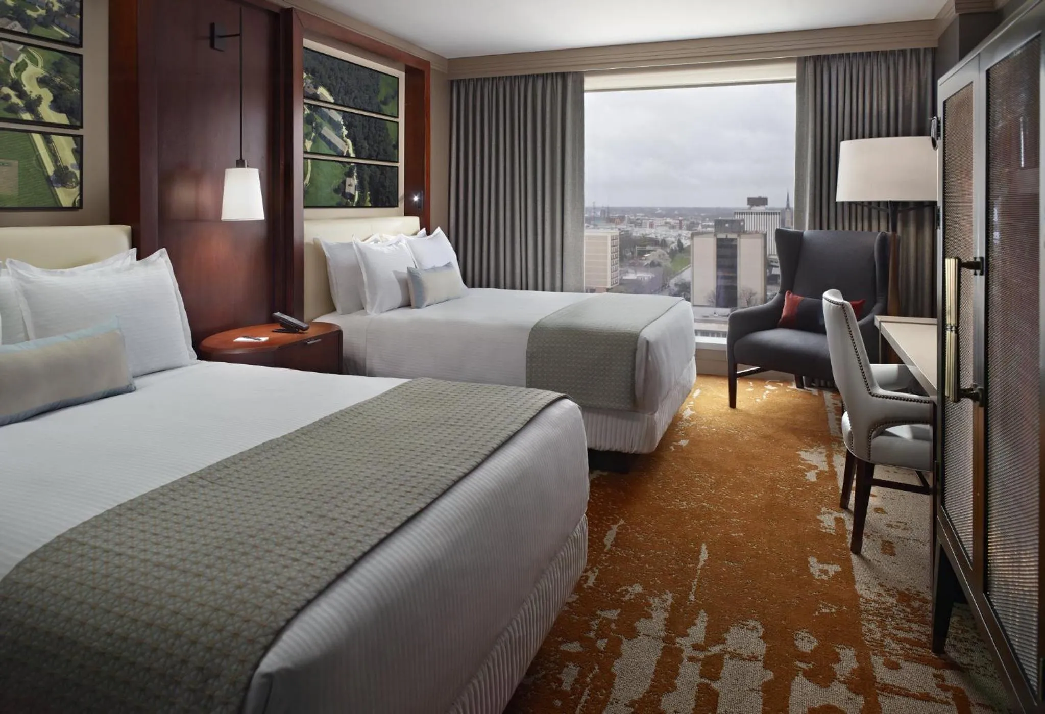 Photo of the whole room, Bed in Omni Louisville Hotel