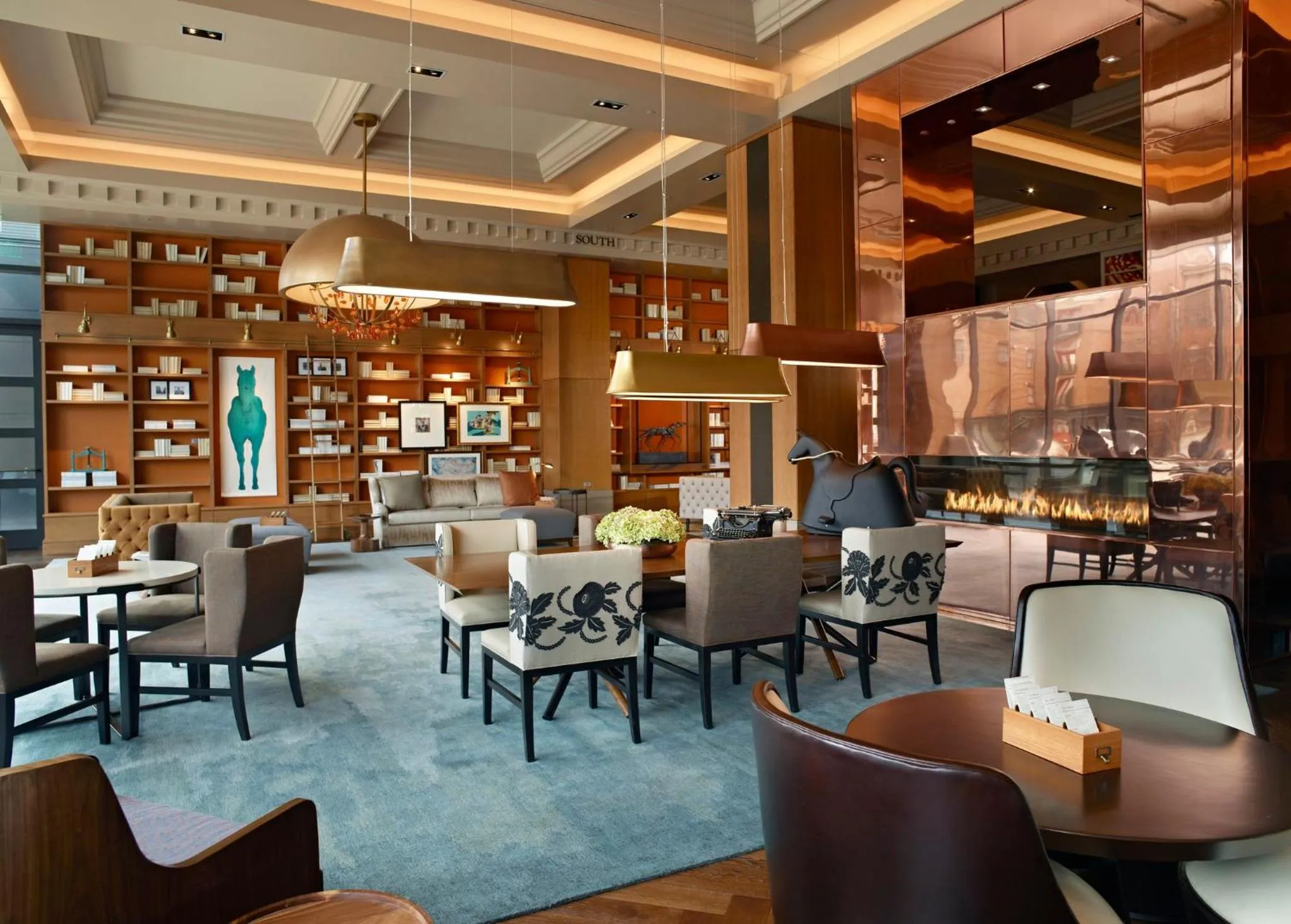 Lounge or bar in Omni Louisville Hotel