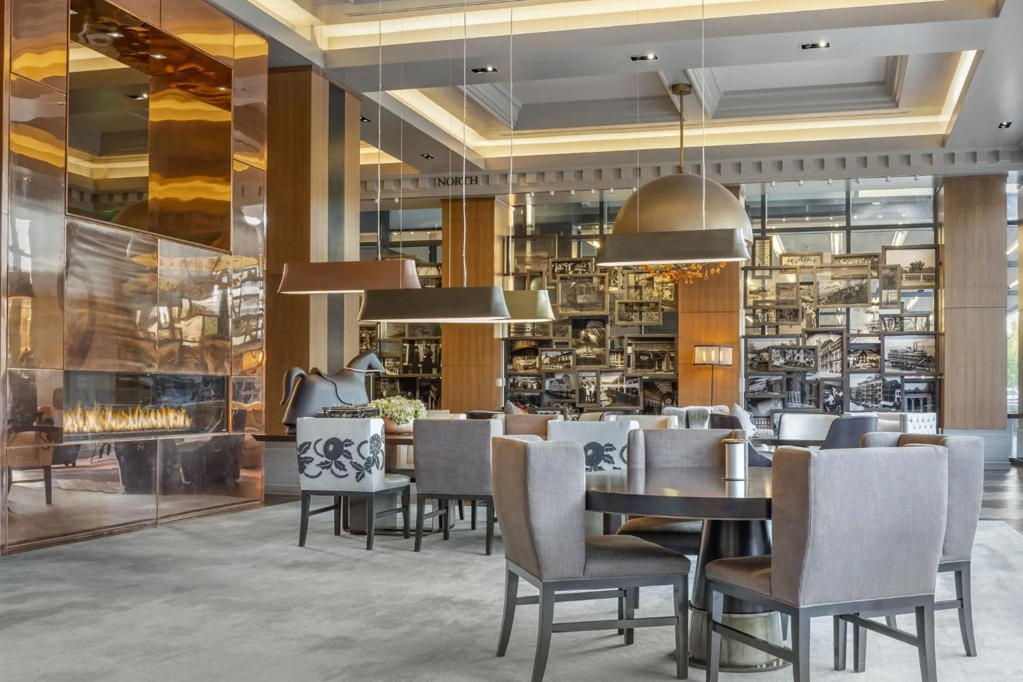 Lounge or bar in Omni Louisville Hotel