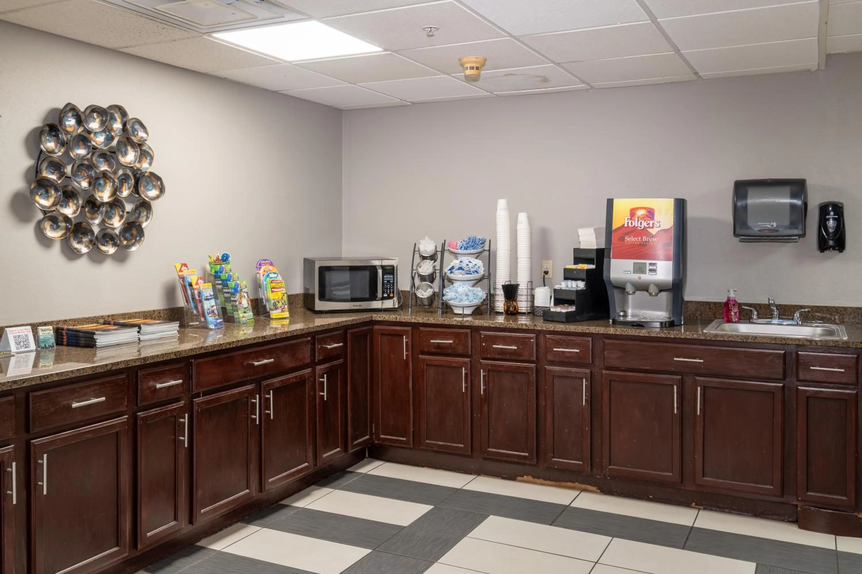 Coffee/tea facilities in Microtel Inn & Suites by Wyndham Pigeon Forge