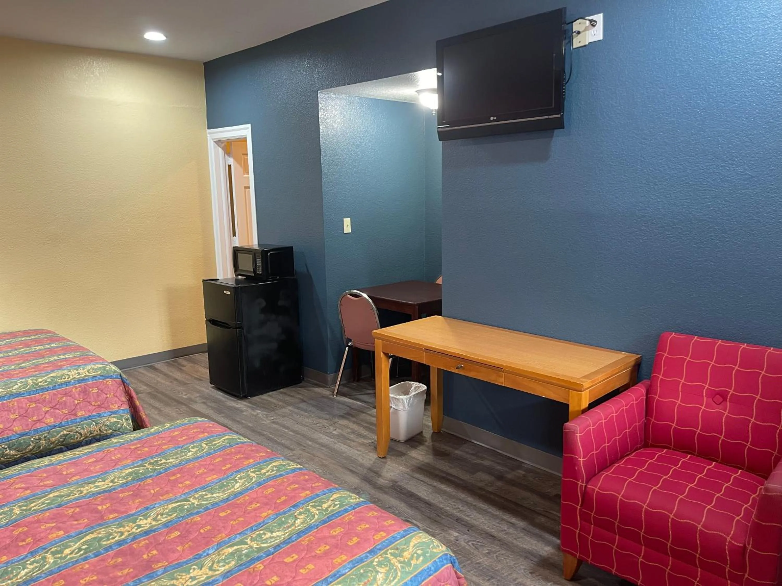 Bed in Kenwood Court Motel