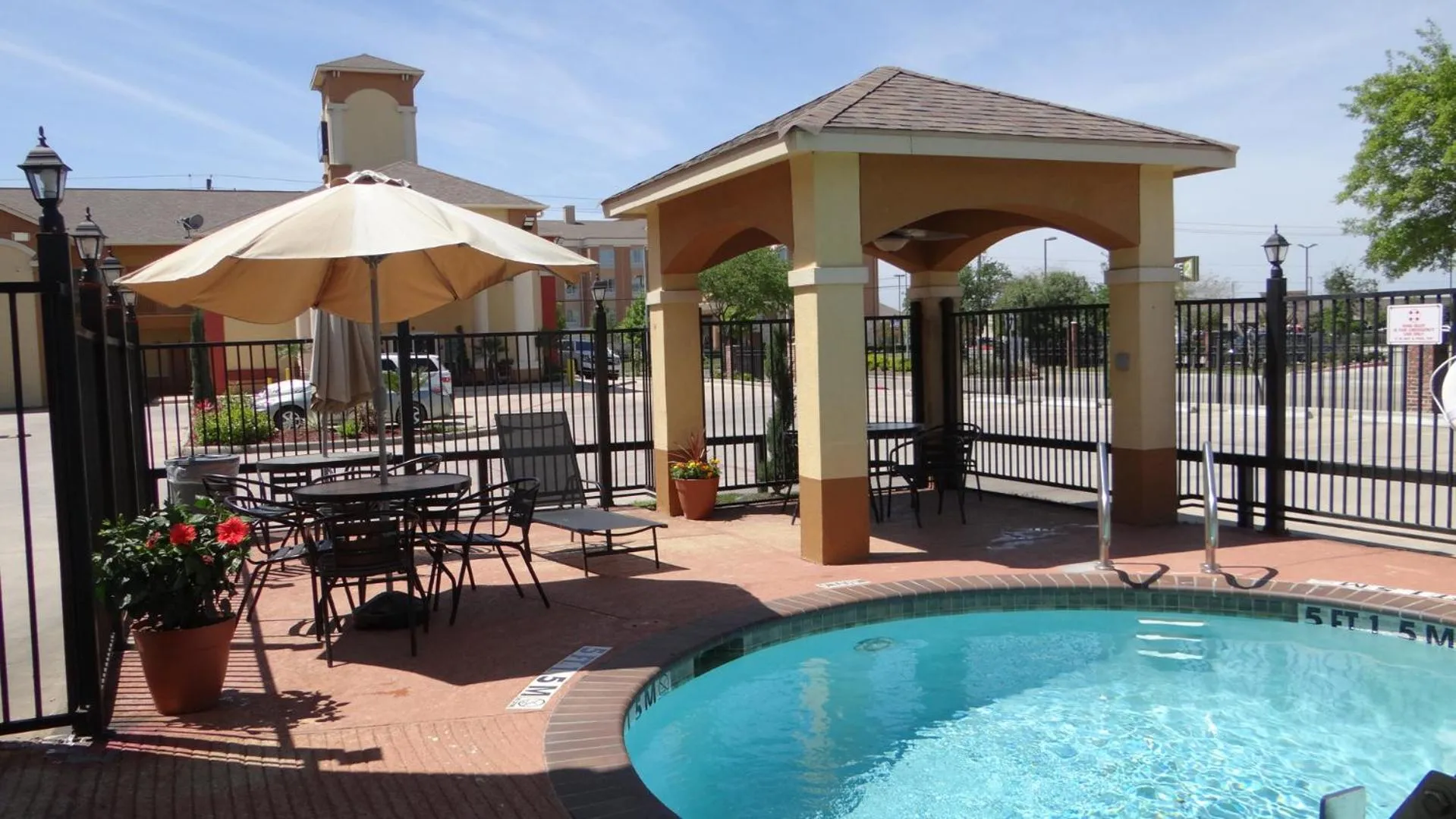 Patio in Regency Inn & Suites - Baytown