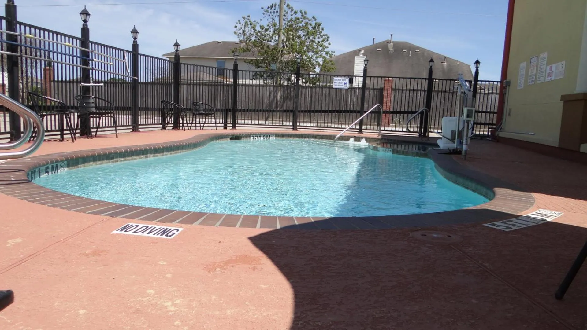 Swimming pool in Regency Inn & Suites - Baytown